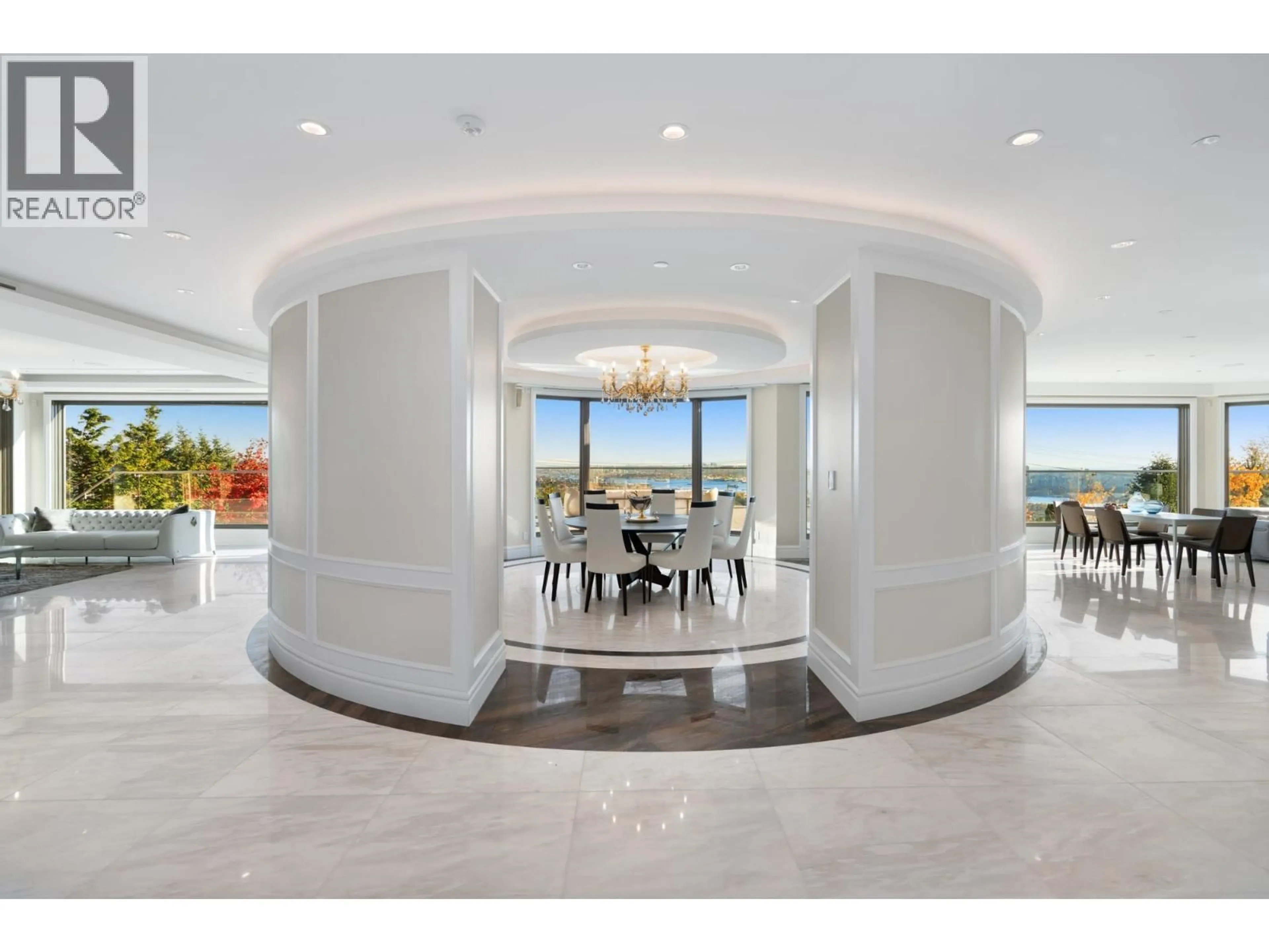 Indoor foyer for 1022 EYREMOUNT DRIVE, West Vancouver British Columbia V7S2B3
