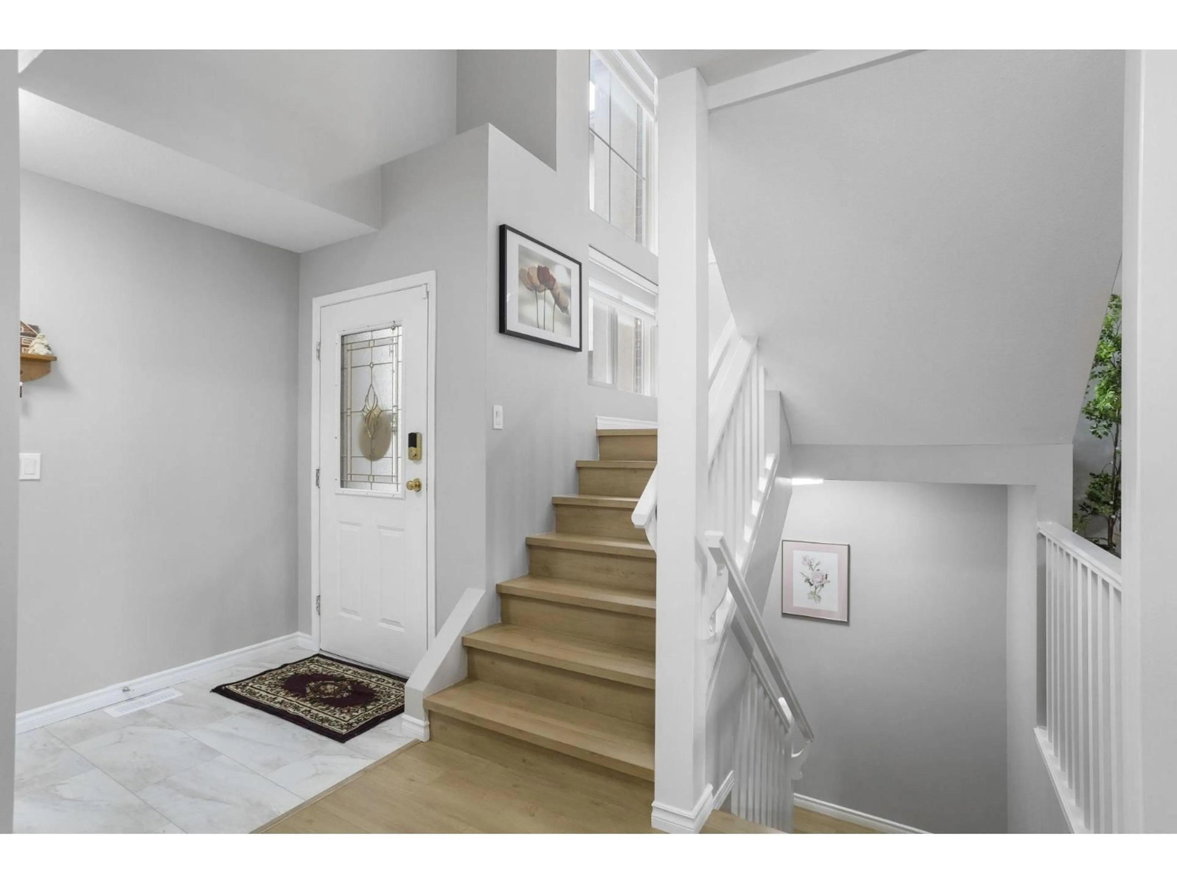 Indoor entryway for 32 - 2525 YALE, Abbotsford British Columbia V2S8G9