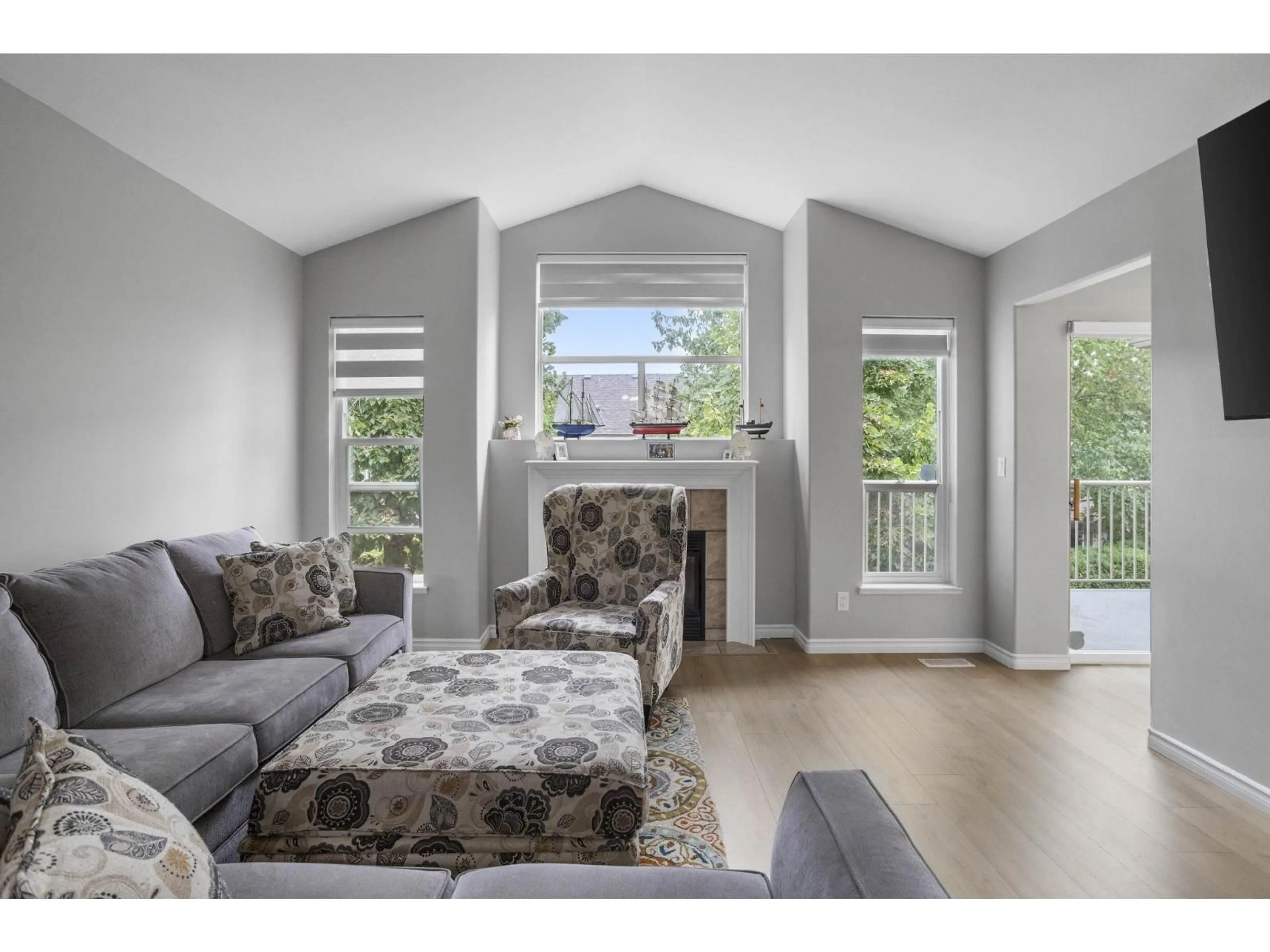 Living room with furniture, wood/laminate floor for 32 - 2525 YALE, Abbotsford British Columbia V2S8G9