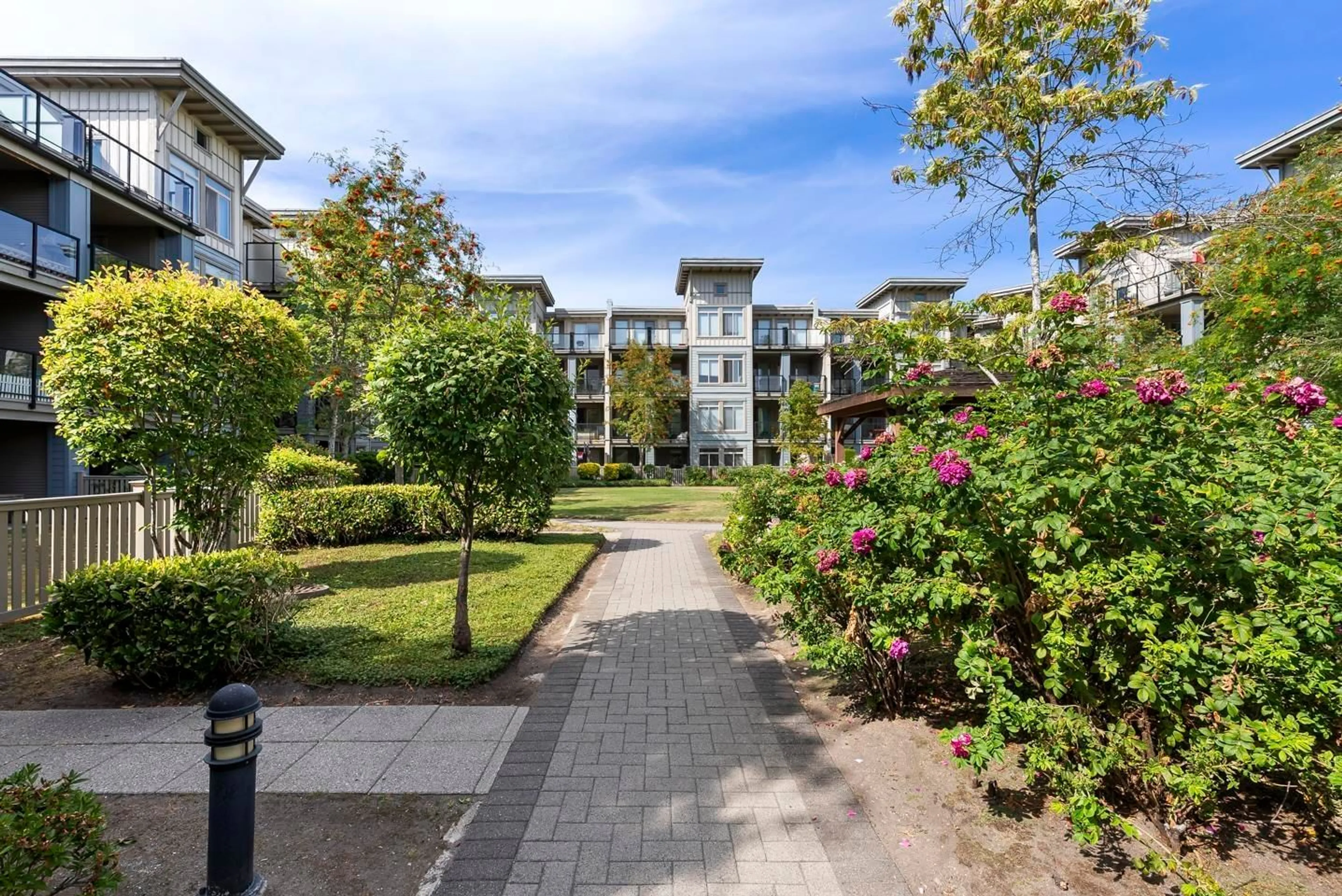 Patio, street for 221 - 15380 102A, Surrey British Columbia V3R0B3