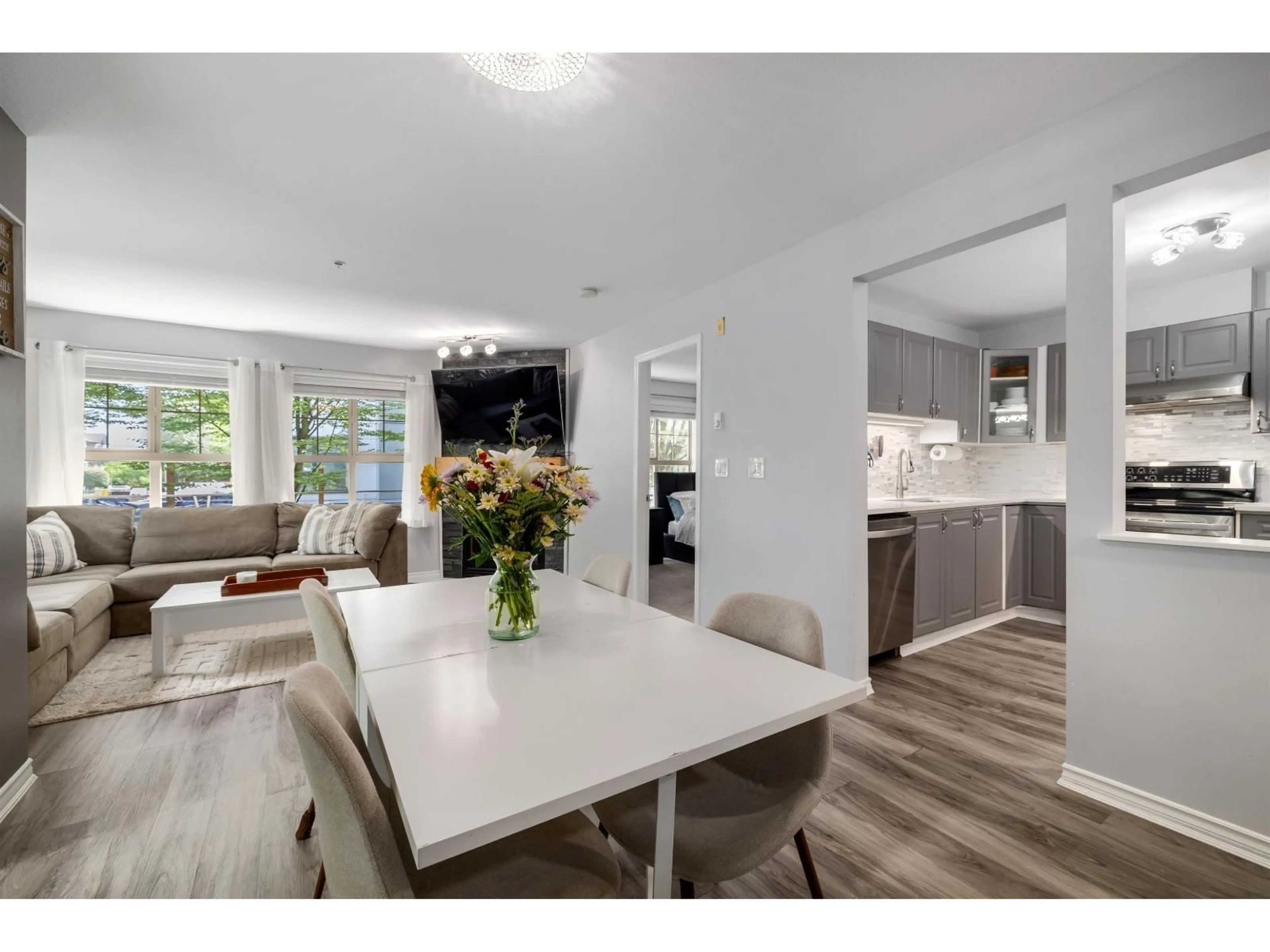 Open concept kitchen, unknown for 103 - 15325 17, Surrey British Columbia V4A1T8