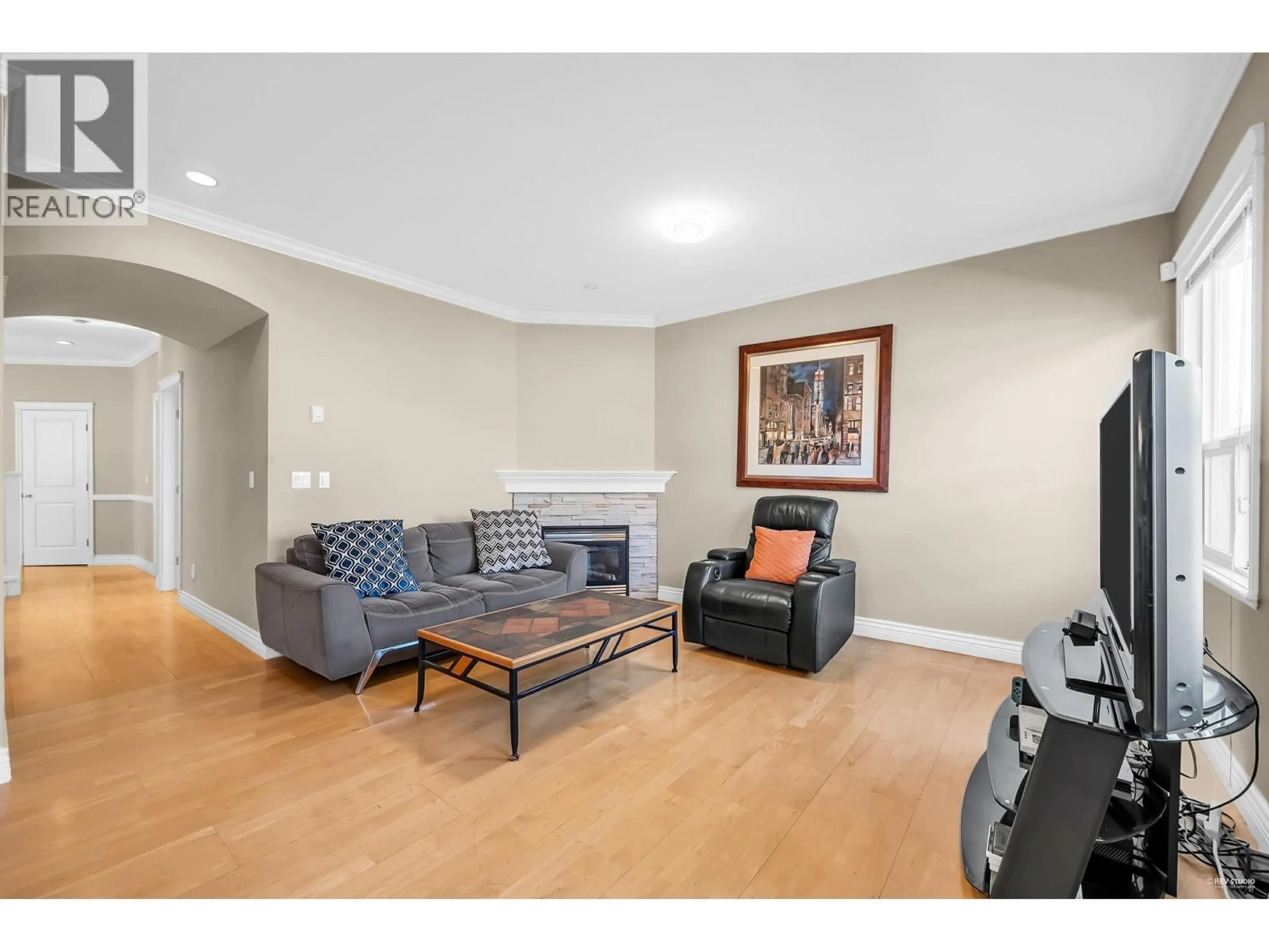 Living room with furniture, unknown for 5393 WOODWARDS ROAD, Richmond British Columbia V7E1G9