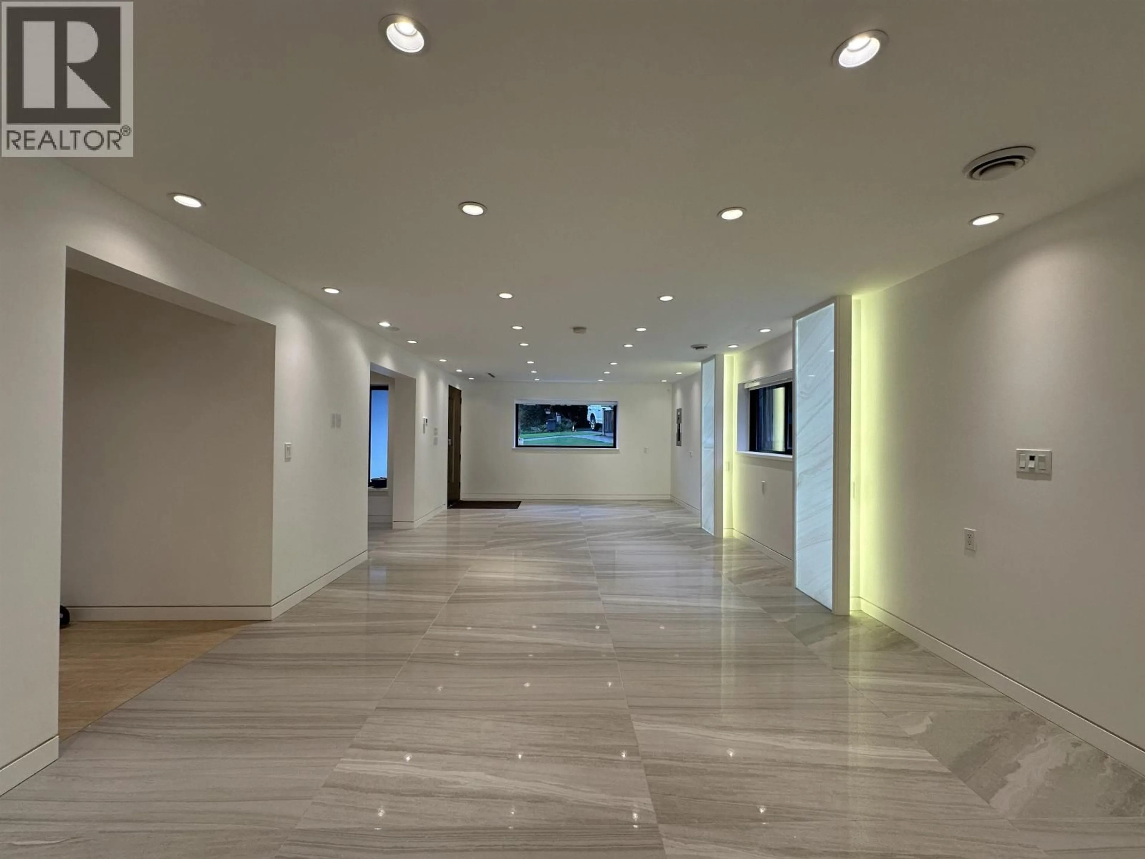 Indoor foyer for 8258 BURNLAKE DRIVE, Burnaby British Columbia V5A3K9