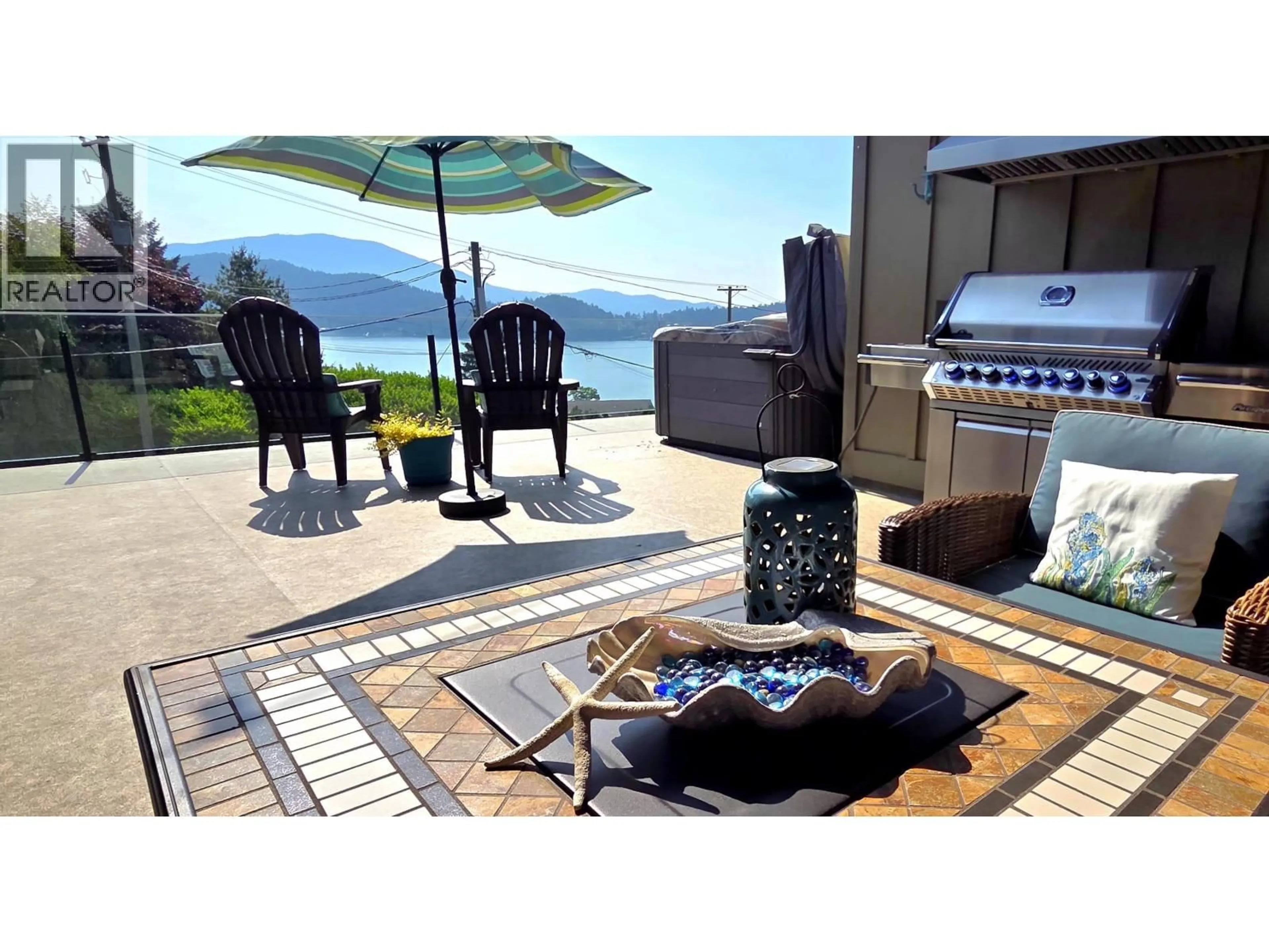 Patio, water/lake/river/ocean view for 659-661 GIBSONS WAY, Gibsons British Columbia V0N1V9