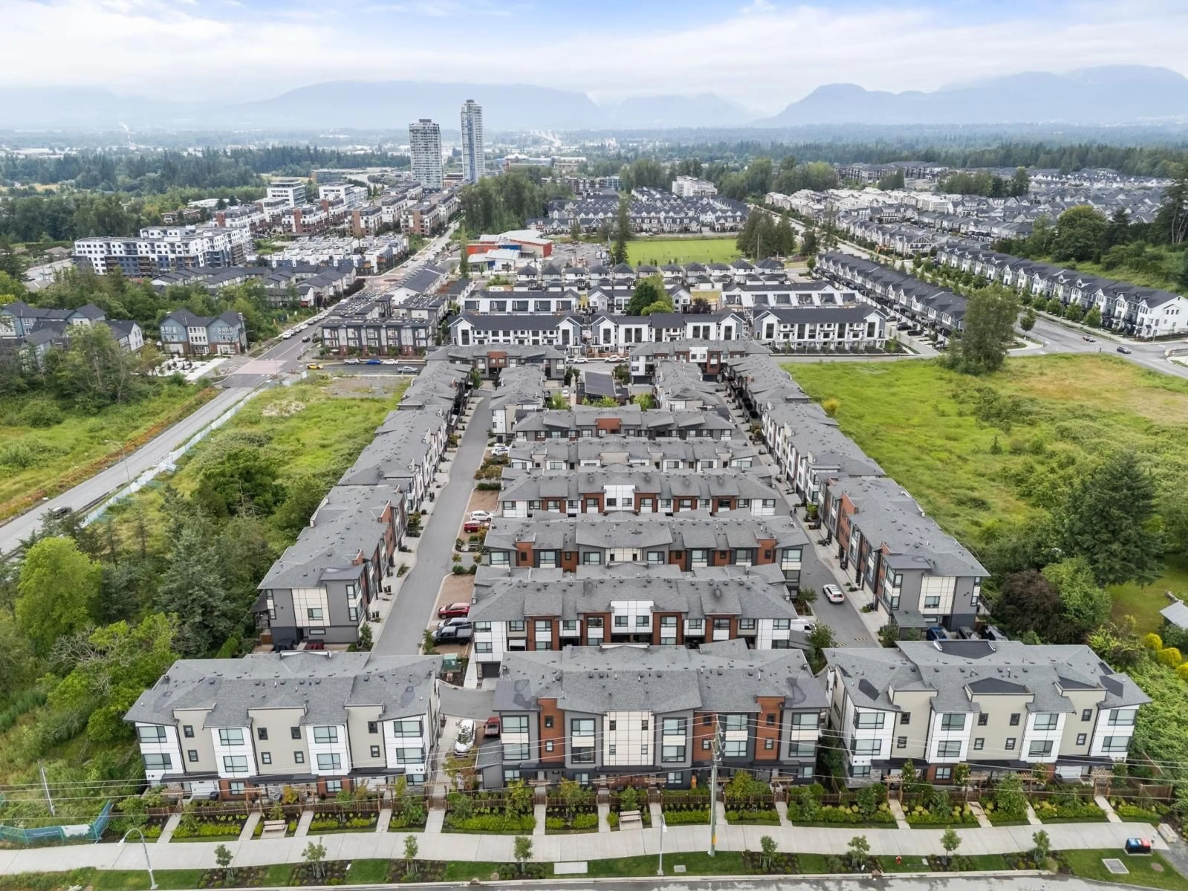 A pic from outside/outdoor area/front of a property/back of a property/a pic from drone, mountain view for 75 - 20150 81, Langley British Columbia V2Y3L8