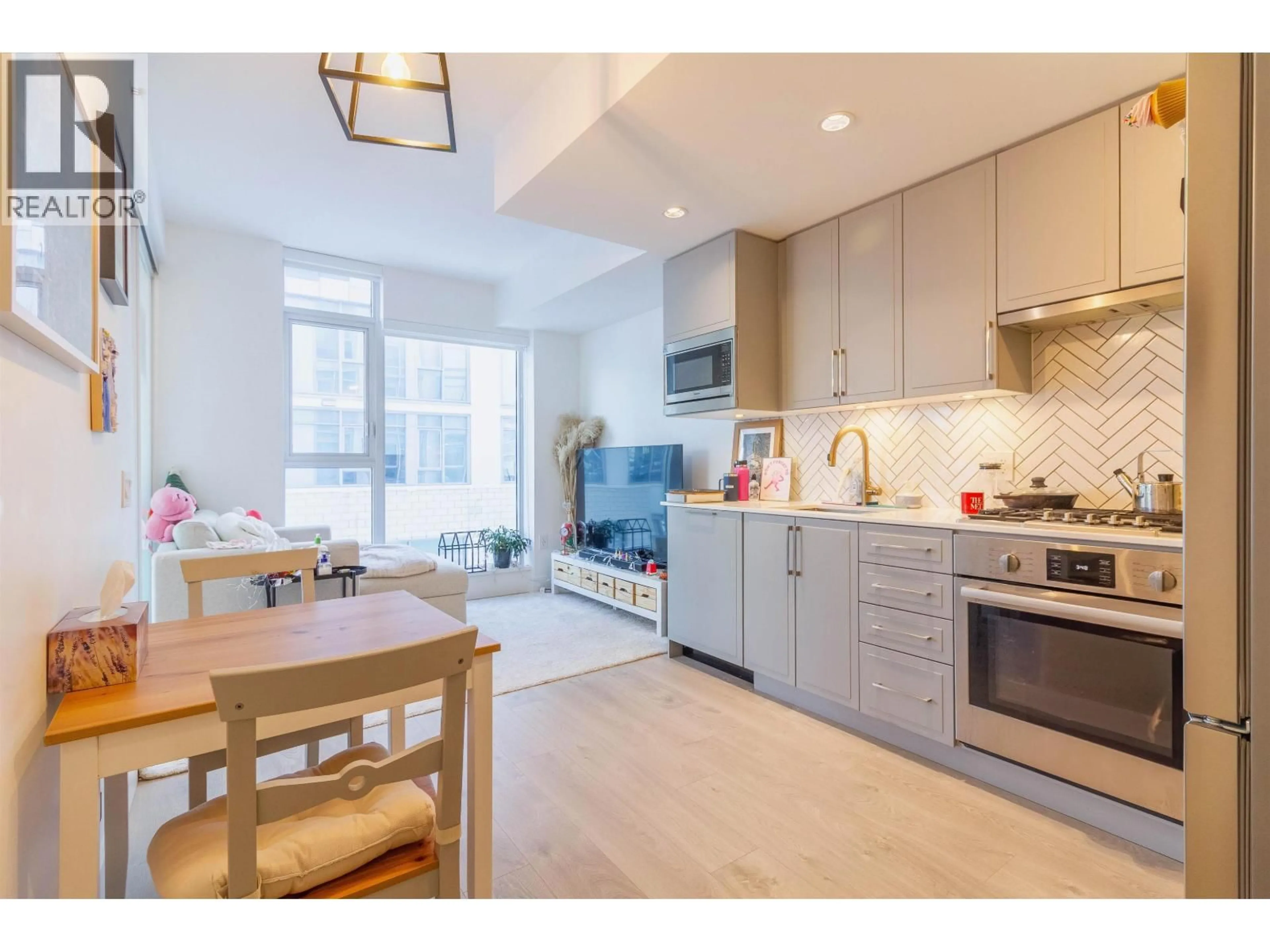 Open concept kitchen, unknown for 302 - 2435 KINGSWAY, Vancouver British Columbia V5R5G8