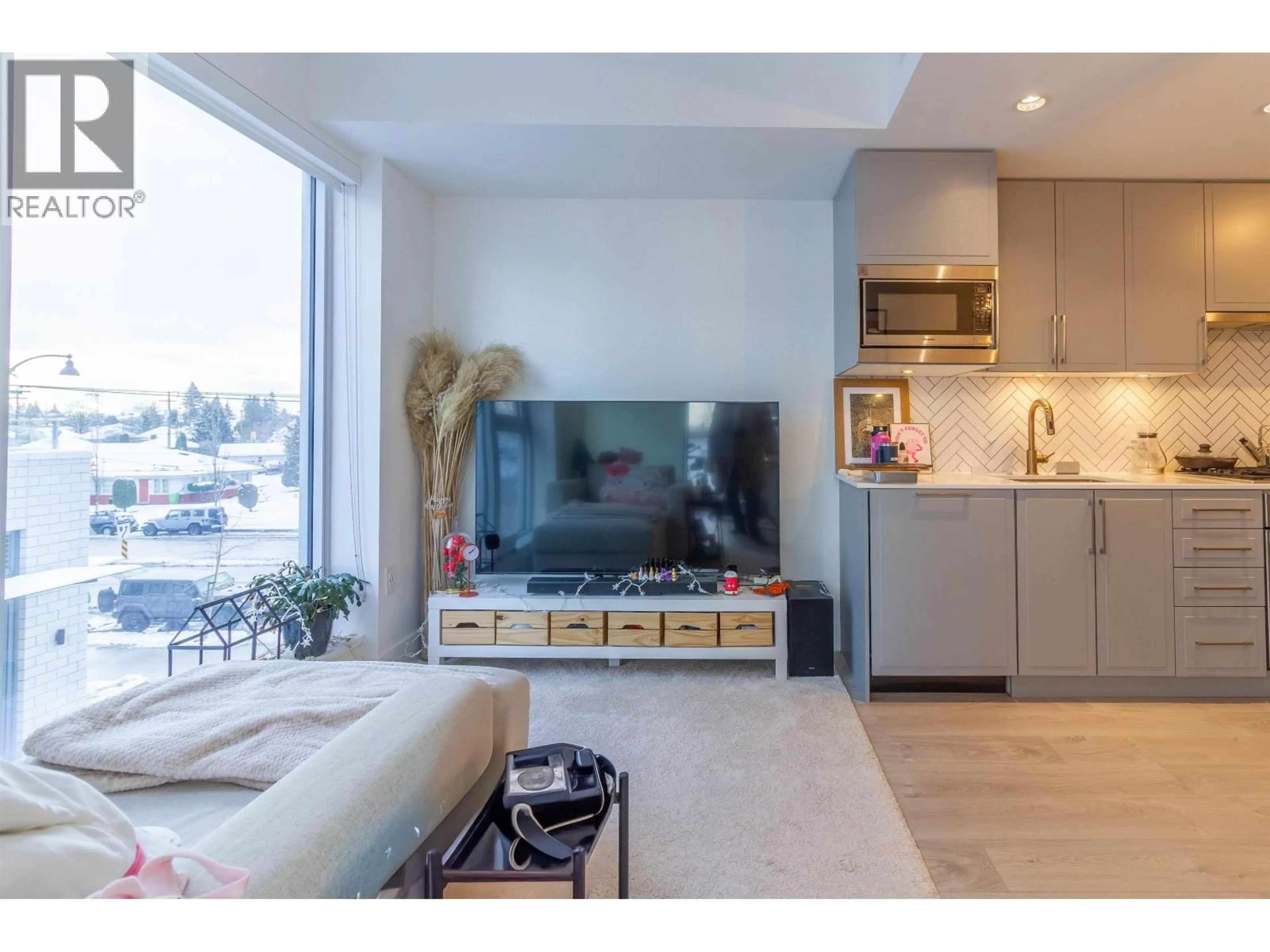Living room with furniture, unknown for 302 - 2435 KINGSWAY, Vancouver British Columbia V5R5G8
