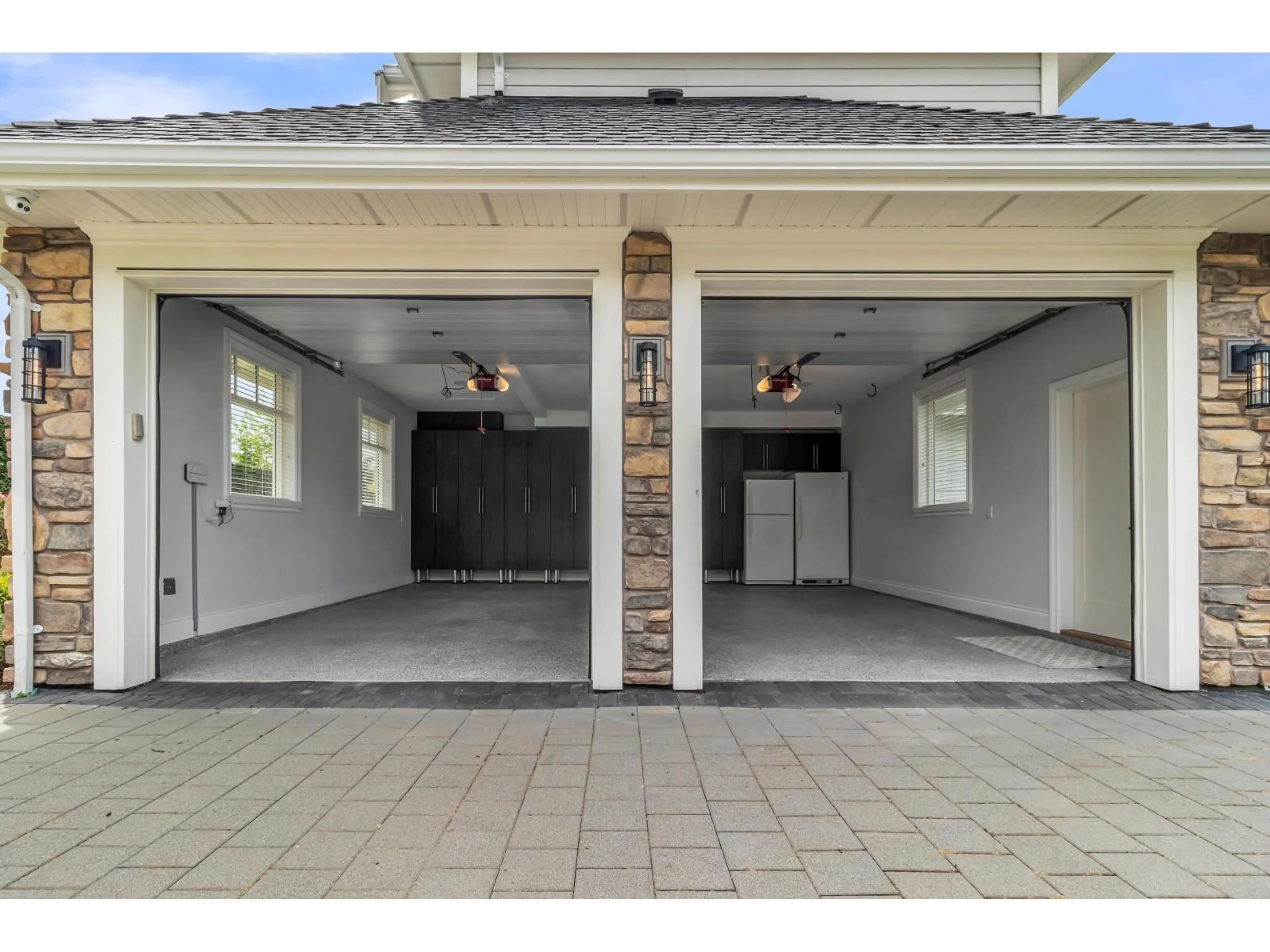 Indoor garage for 20037 2ND, Langley British Columbia V2Z0A3