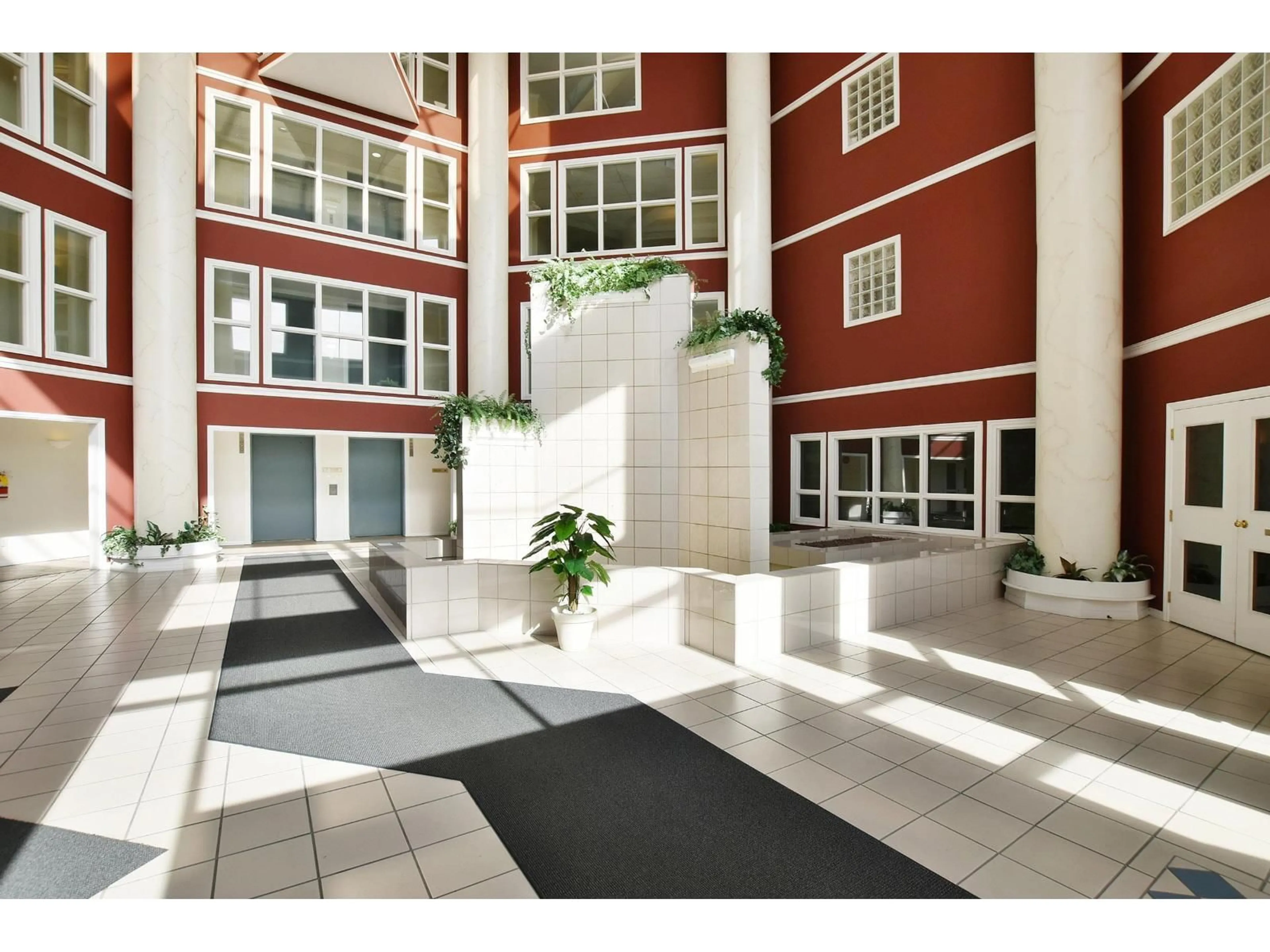 Indoor foyer for 208 - 2626 COUNTESS, Abbotsford British Columbia V2T5P3
