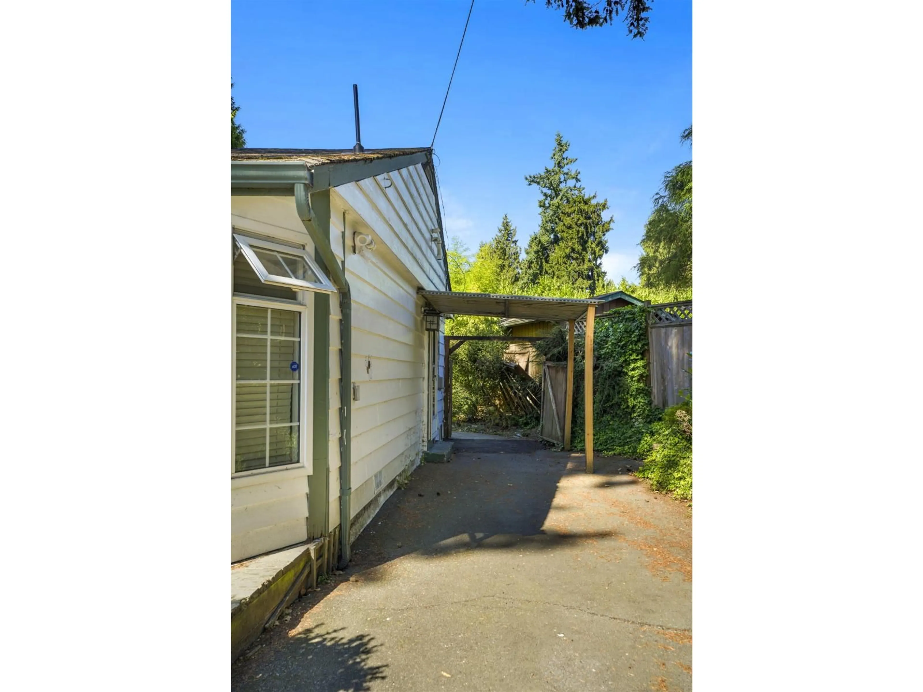 A pic from outside/outdoor area/front of a property/back of a property/a pic from drone, street for 14957 KEW, Surrey British Columbia V3R4Y1