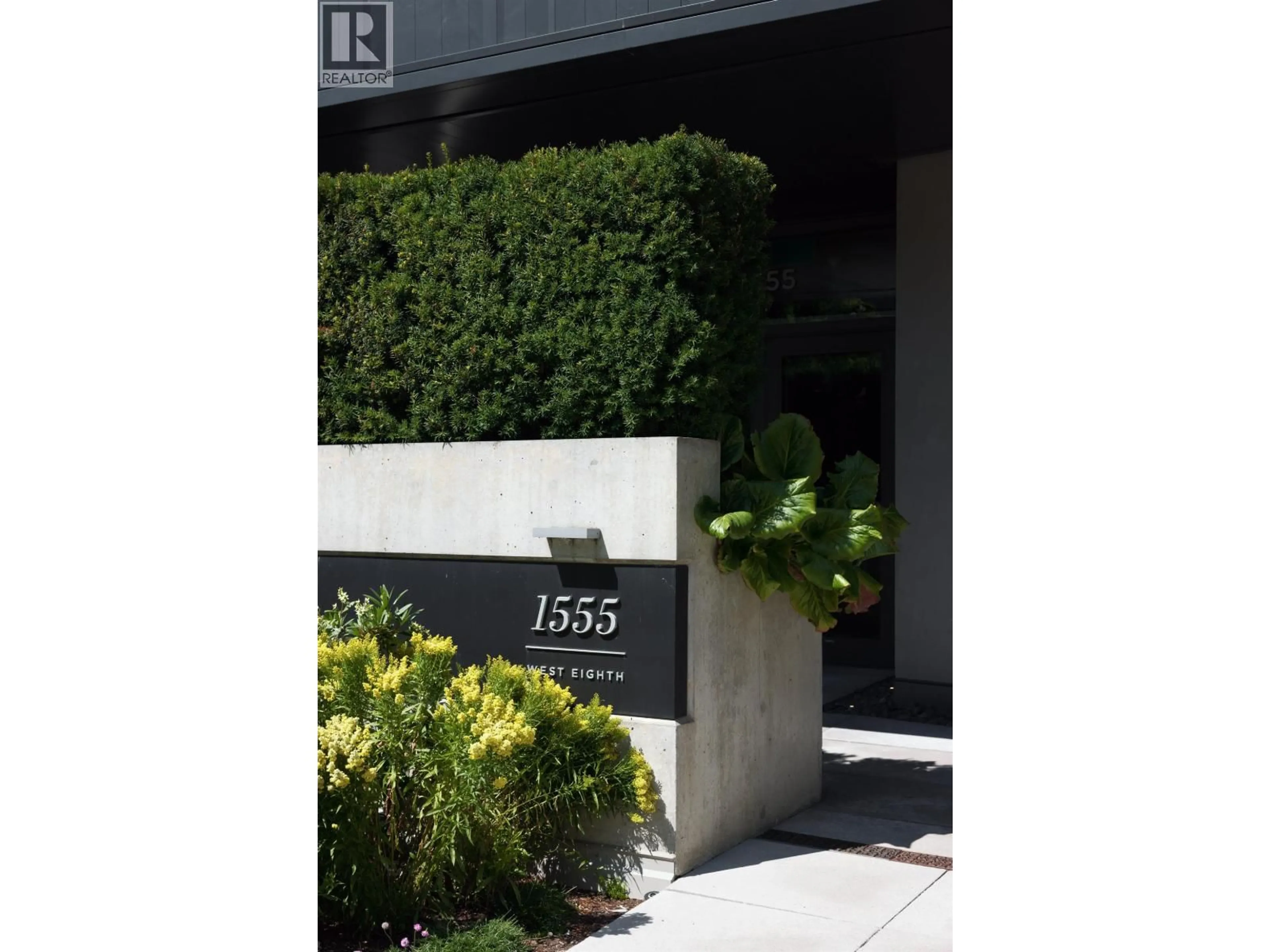 Indoor foyer for 1553 8TH AVENUE, Vancouver British Columbia V6J1T5