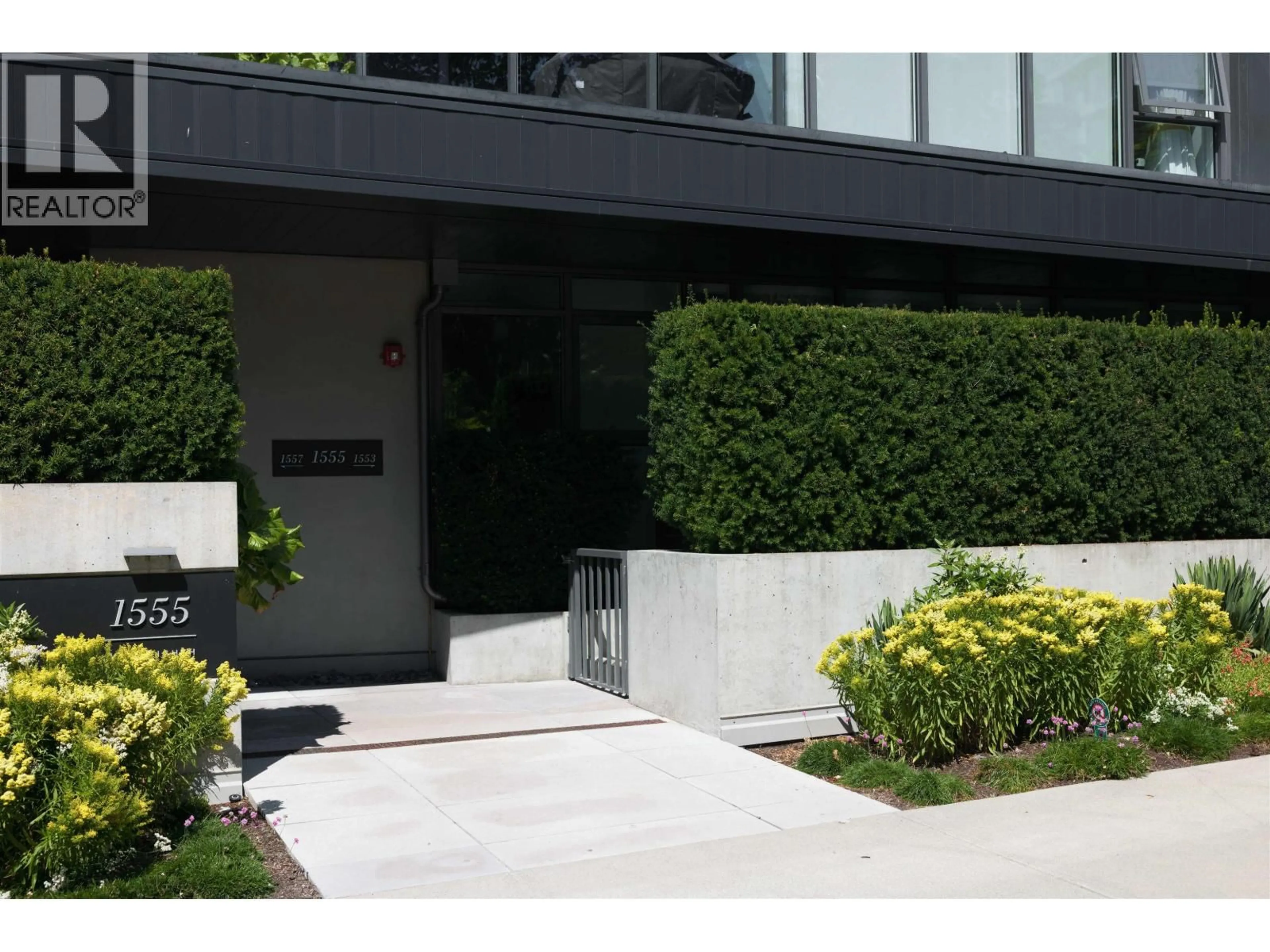 Indoor foyer for 1553 8TH AVENUE, Vancouver British Columbia V6J1T5