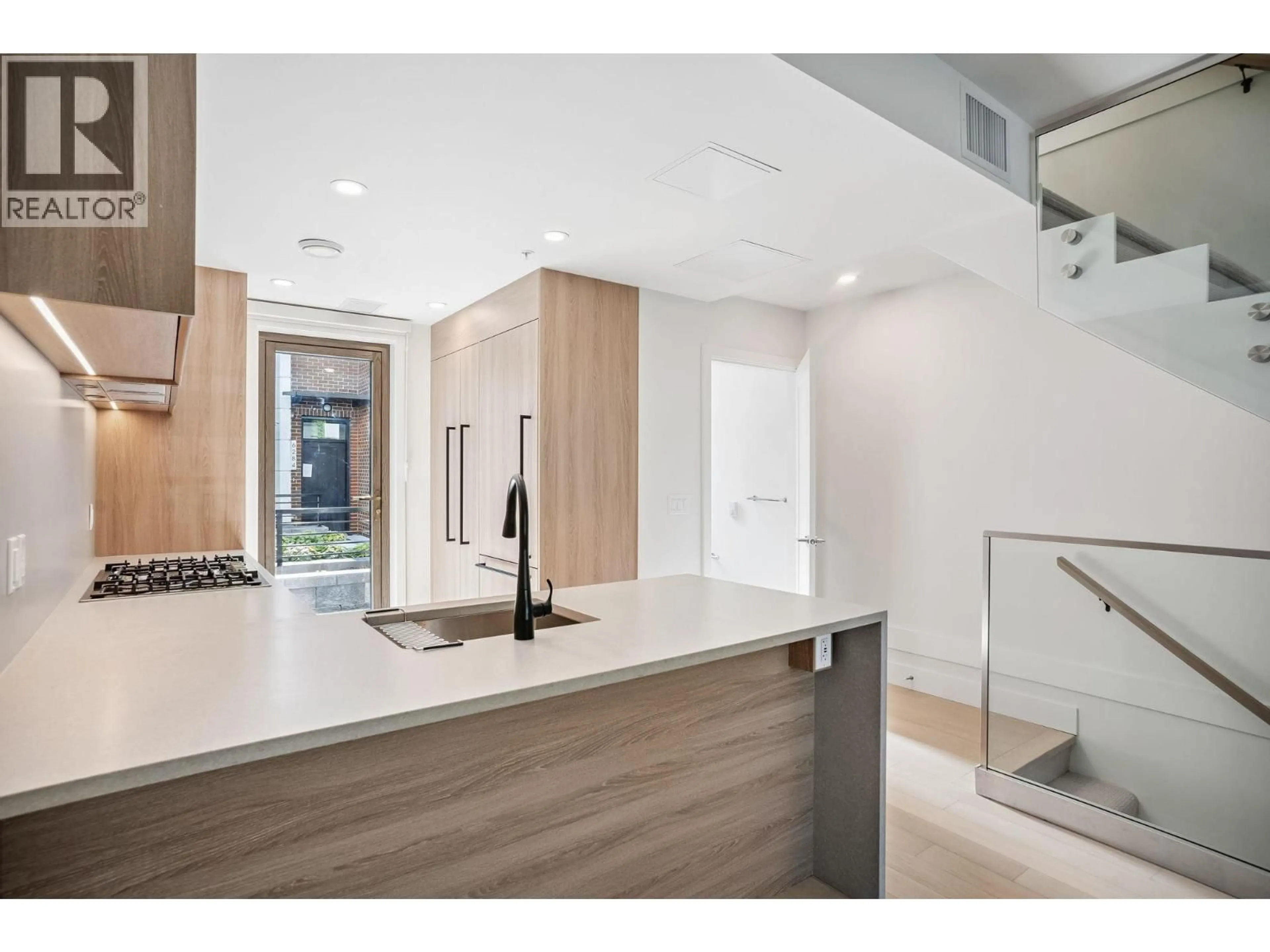 Open concept kitchen, ceramic/tile floor for 6268 OAK STREET, Vancouver British Columbia V6M2W4