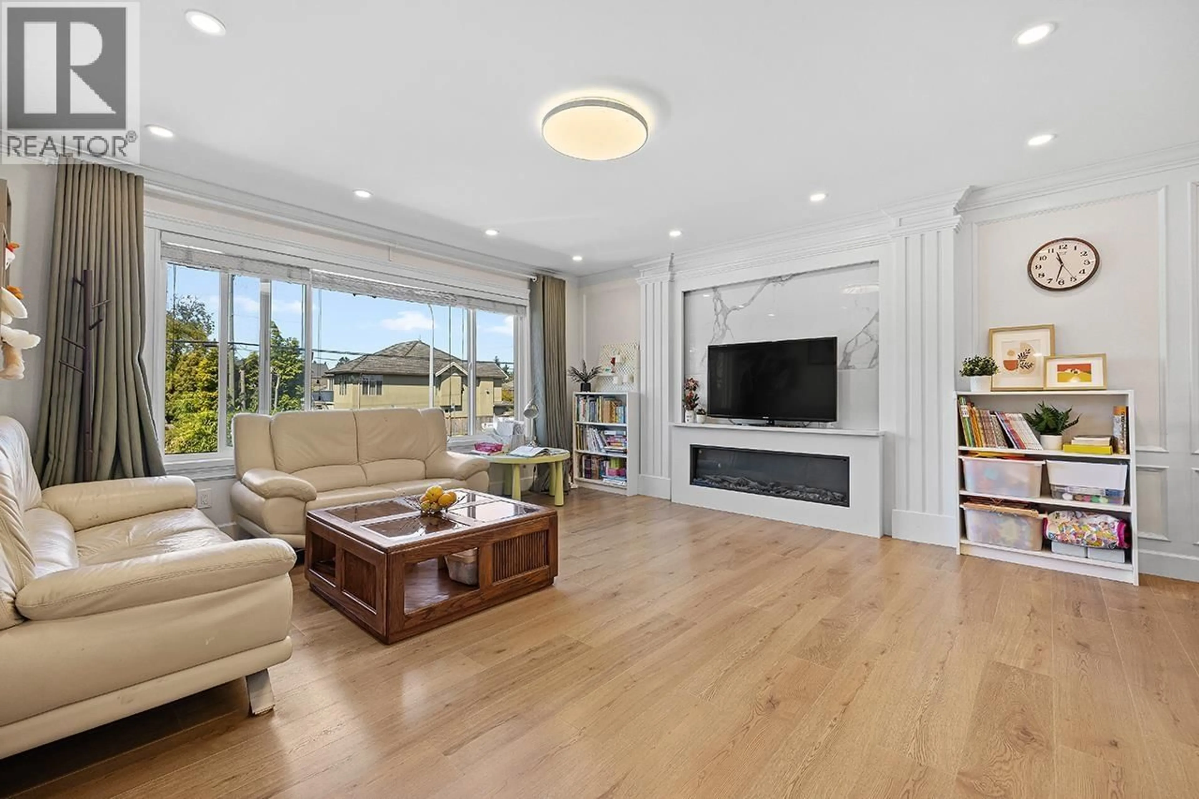 Living room with furniture, unknown for 9060 GARDEN CITY ROAD, Richmond British Columbia V7A2S1