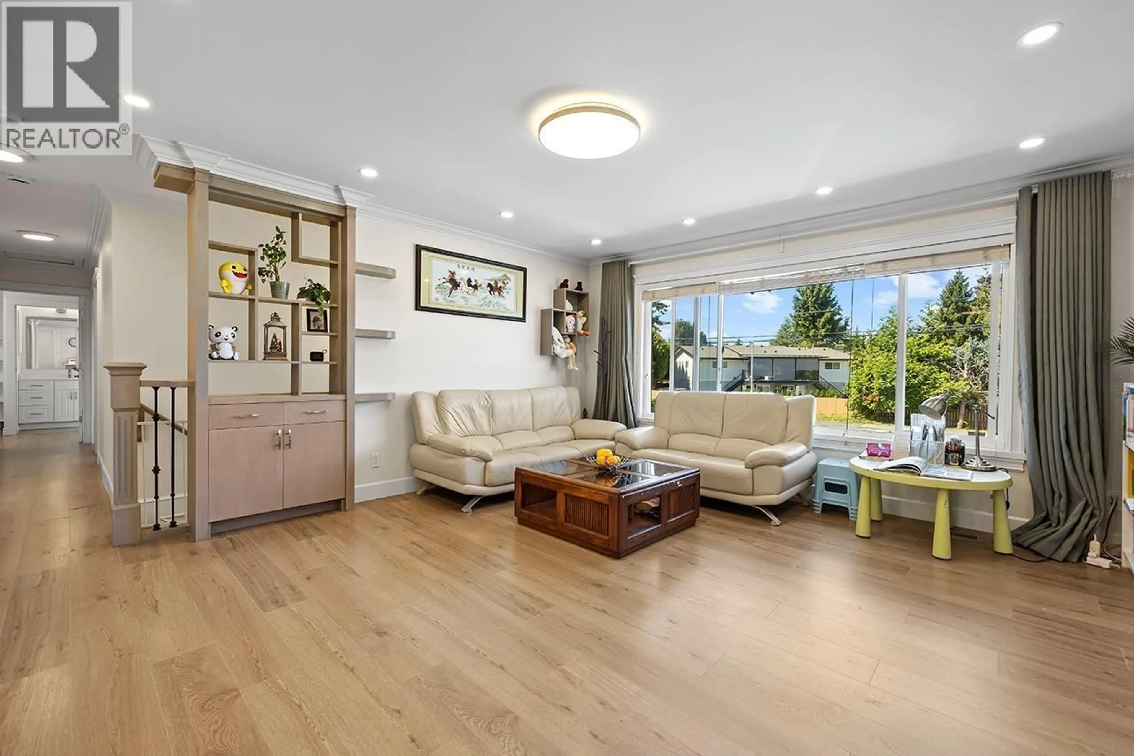 Living room with furniture, wood/laminate floor for 9060 GARDEN CITY ROAD, Richmond British Columbia V7A2S1