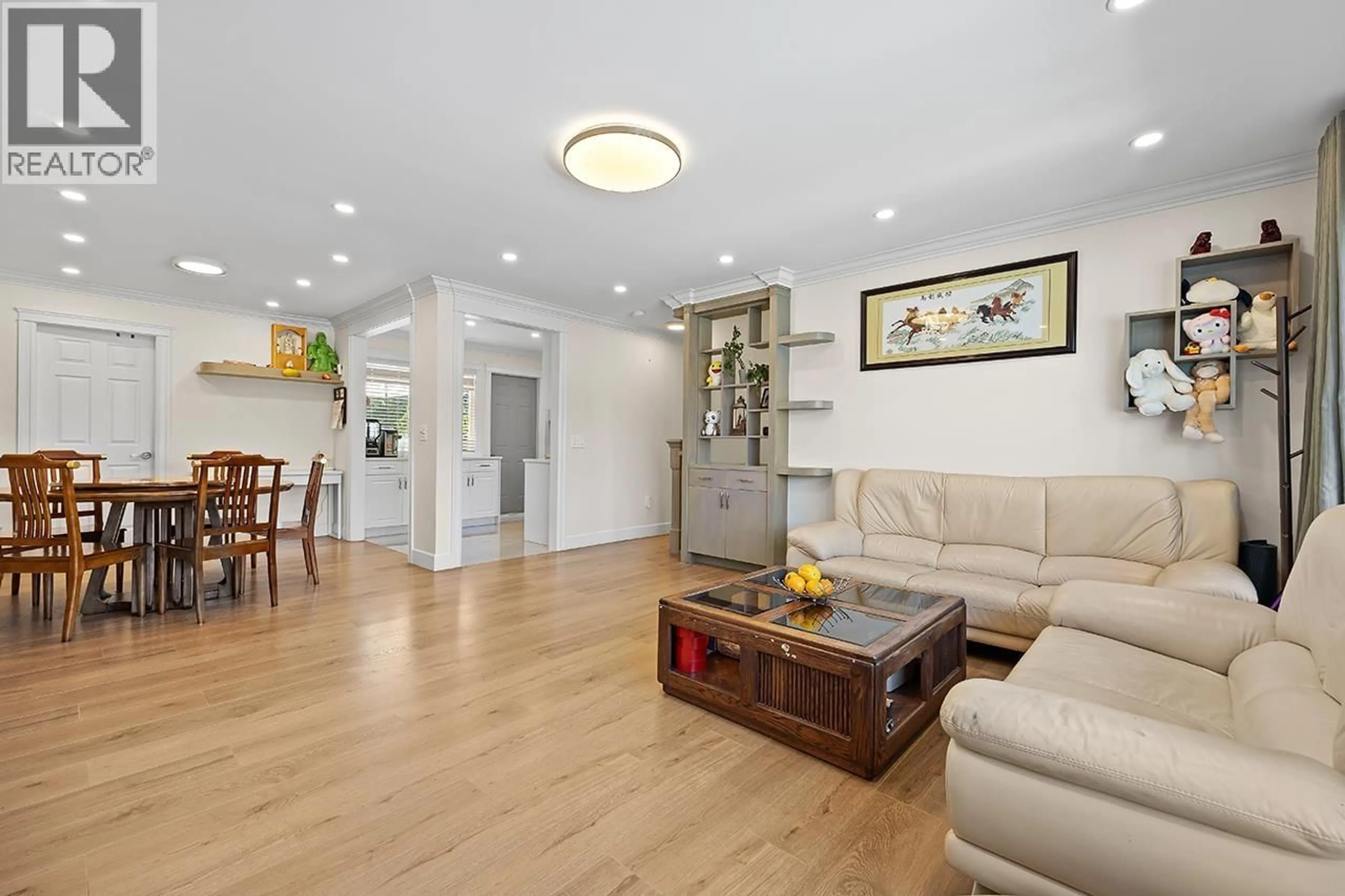 Living room with furniture, wood/laminate floor for 9060 GARDEN CITY ROAD, Richmond British Columbia V7A2S1