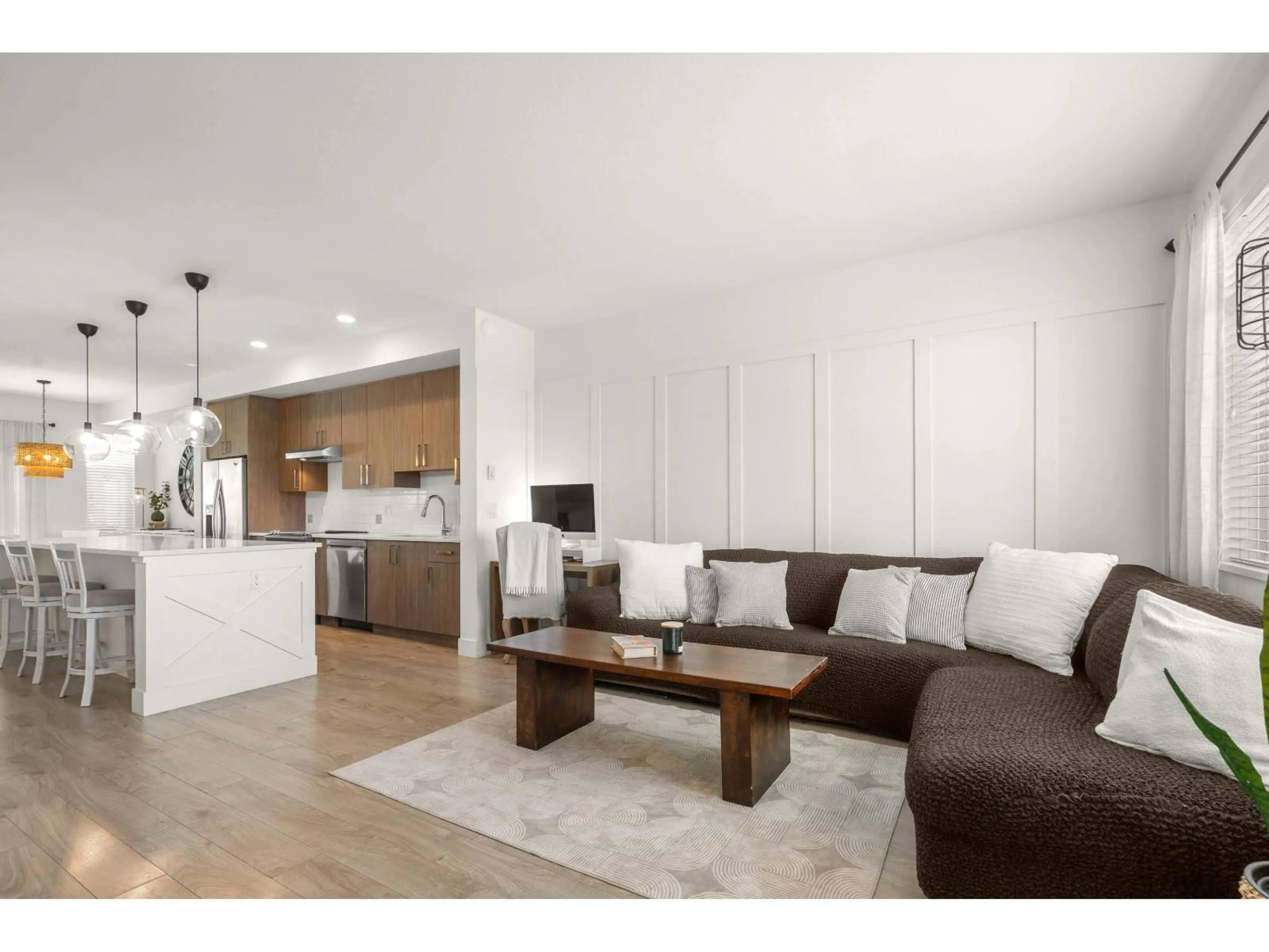 Living room with furniture, wood/laminate floor for 3 - 34230 ELMWOOD, Abbotsford British Columbia V2S0J1