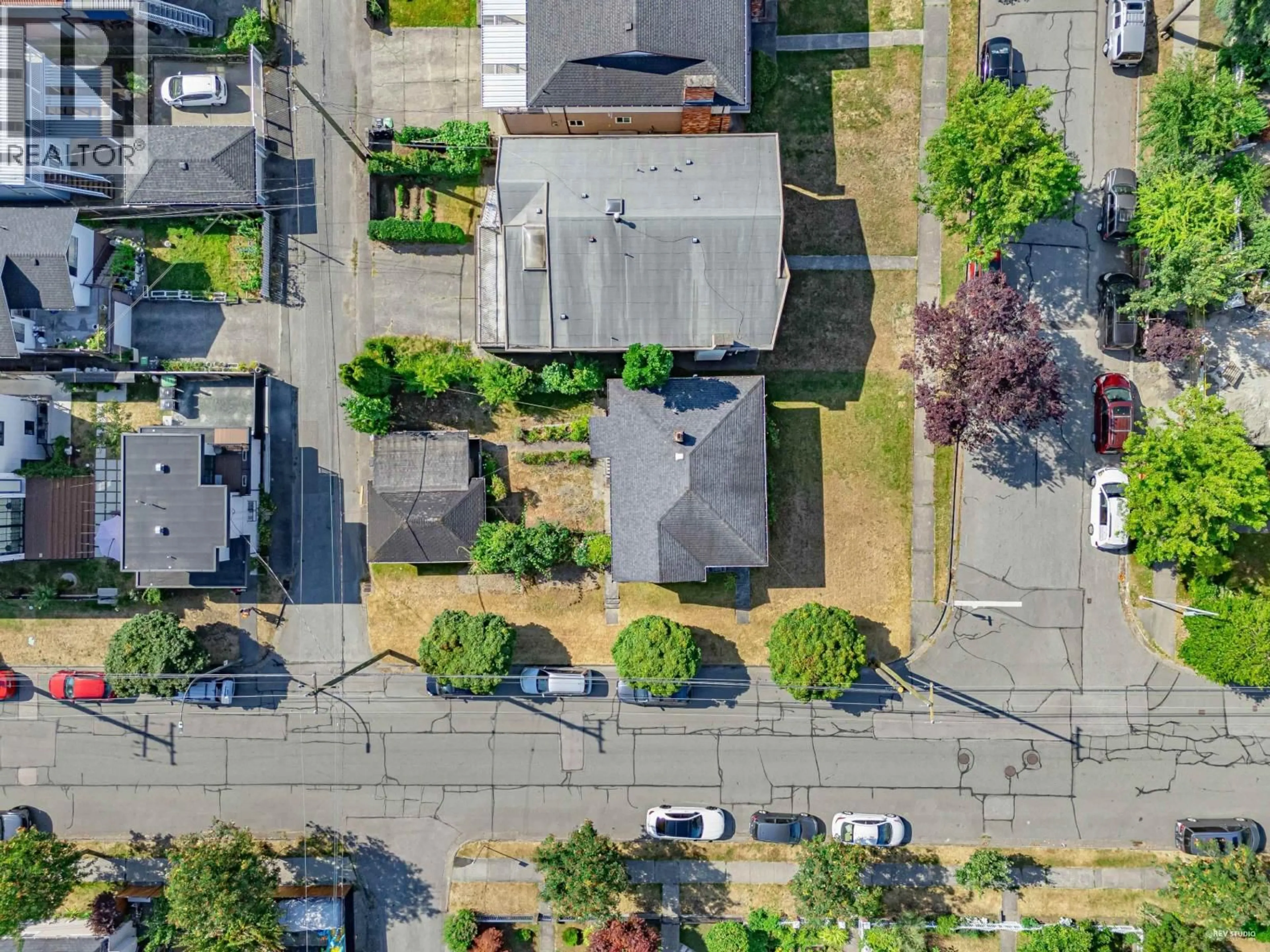 A pic from outside/outdoor area/front of a property/back of a property/a pic from drone, street for 3060 PARKER STREET, Vancouver British Columbia V5K2V3