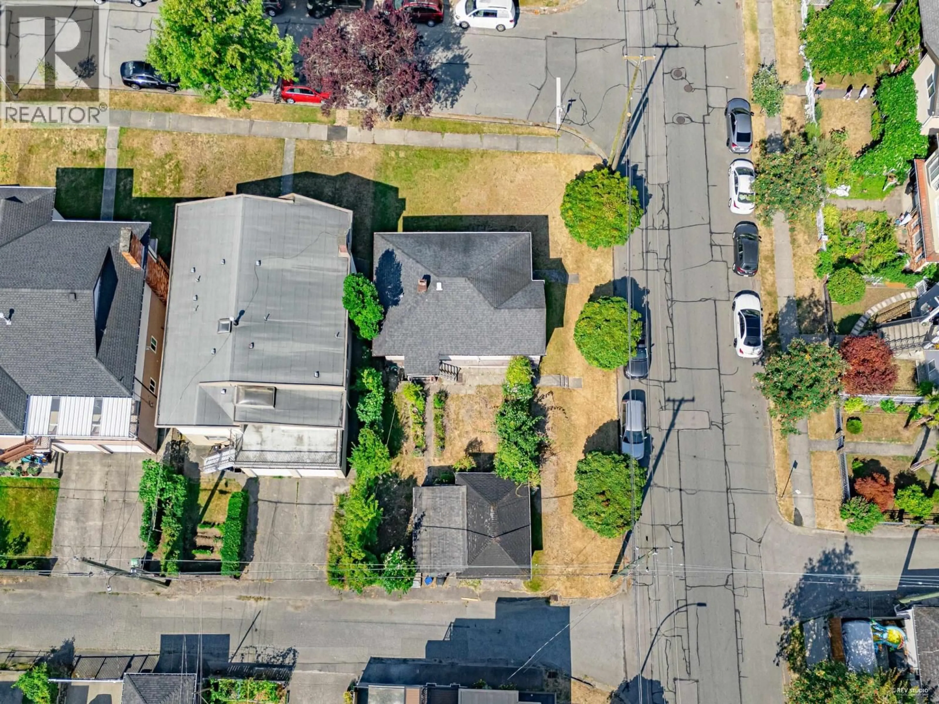 A pic from outside/outdoor area/front of a property/back of a property/a pic from drone, street for 3060 PARKER STREET, Vancouver British Columbia V5K2V3