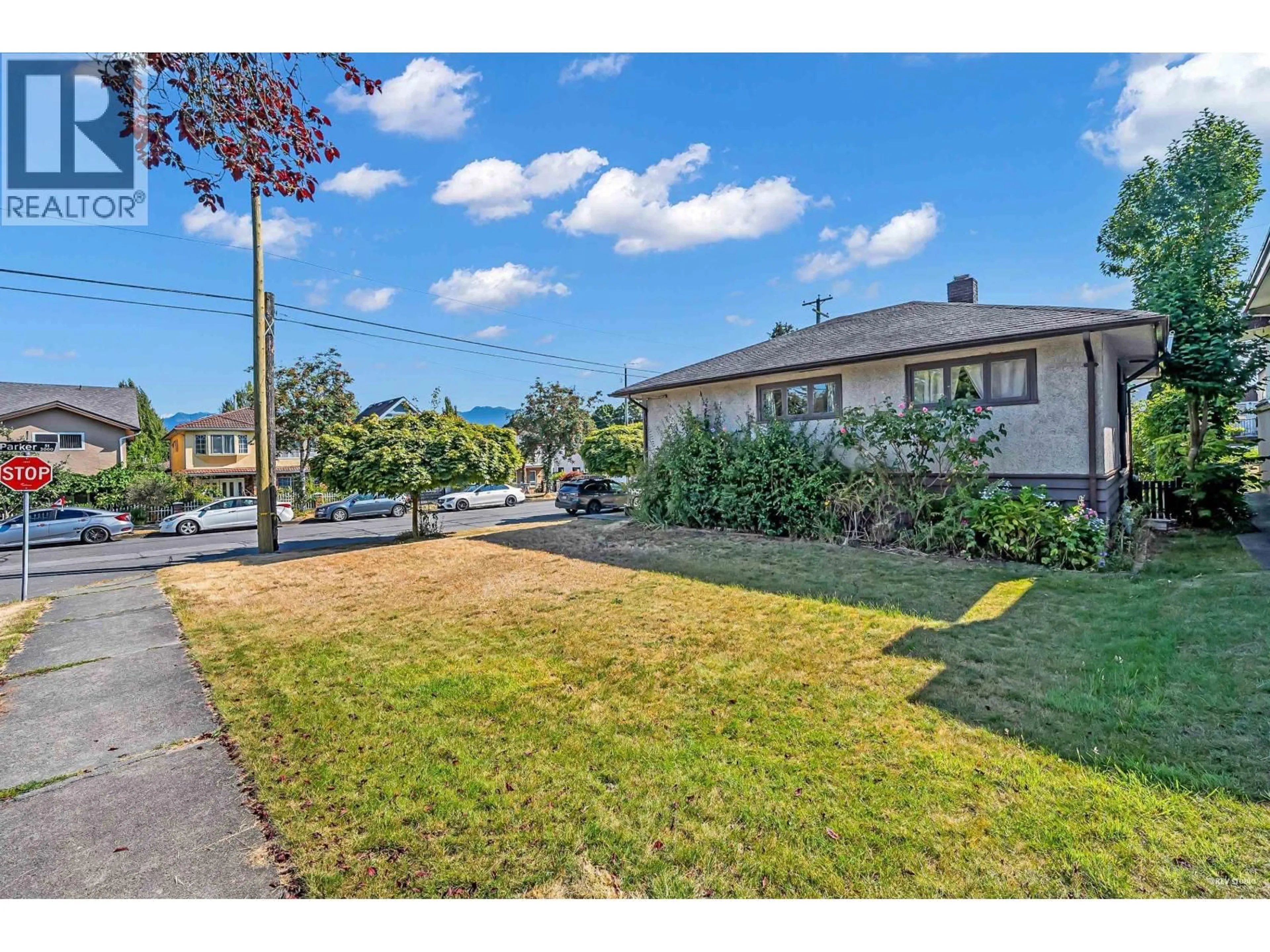 A pic from outside/outdoor area/front of a property/back of a property/a pic from drone, street for 3060 PARKER STREET, Vancouver British Columbia V5K2V3