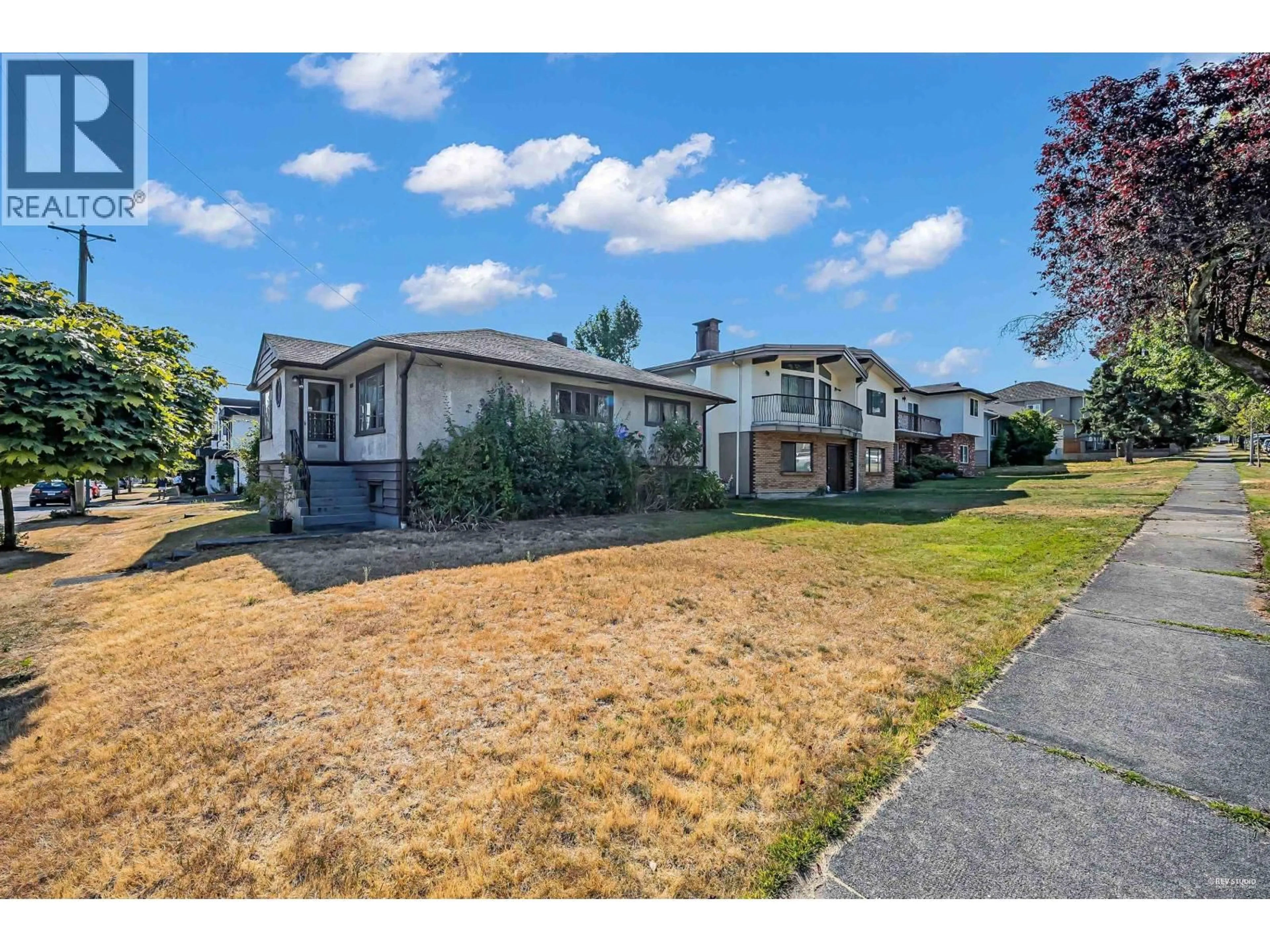 A pic from outside/outdoor area/front of a property/back of a property/a pic from drone, street for 3060 PARKER STREET, Vancouver British Columbia V5K2V3