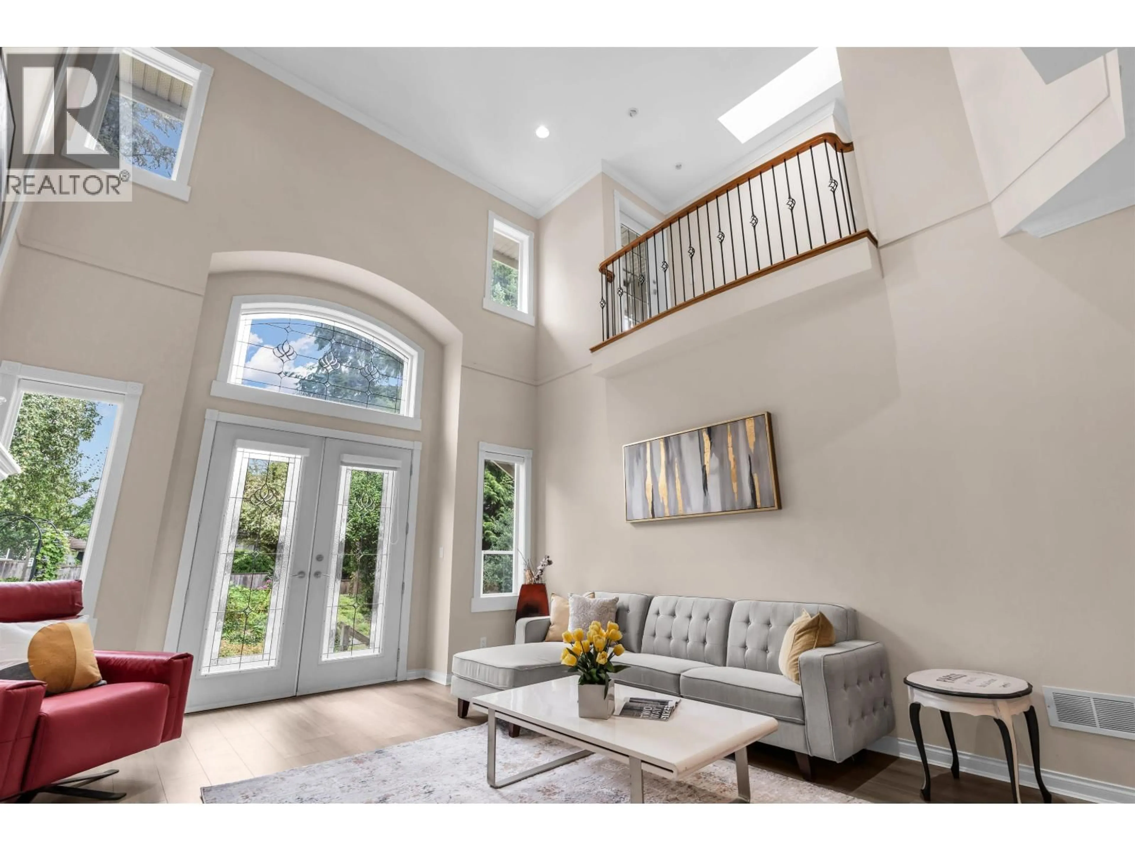 Indoor entryway for 3556 LAKEDALE AVENUE, Burnaby British Columbia V5A3E3