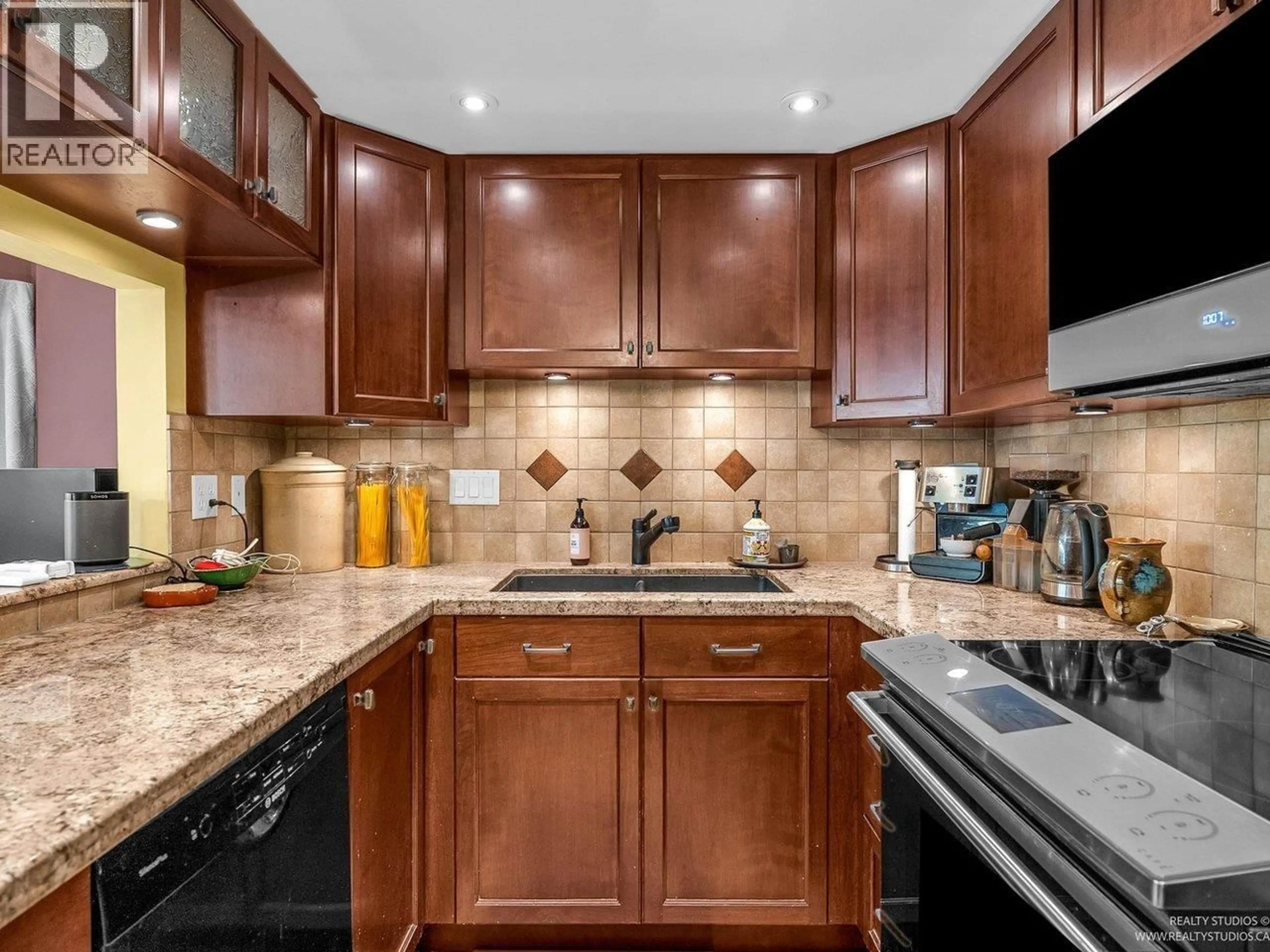Open concept kitchen, ceramic/tile floor for 2217 OAK STREET, Vancouver British Columbia V6H3W6