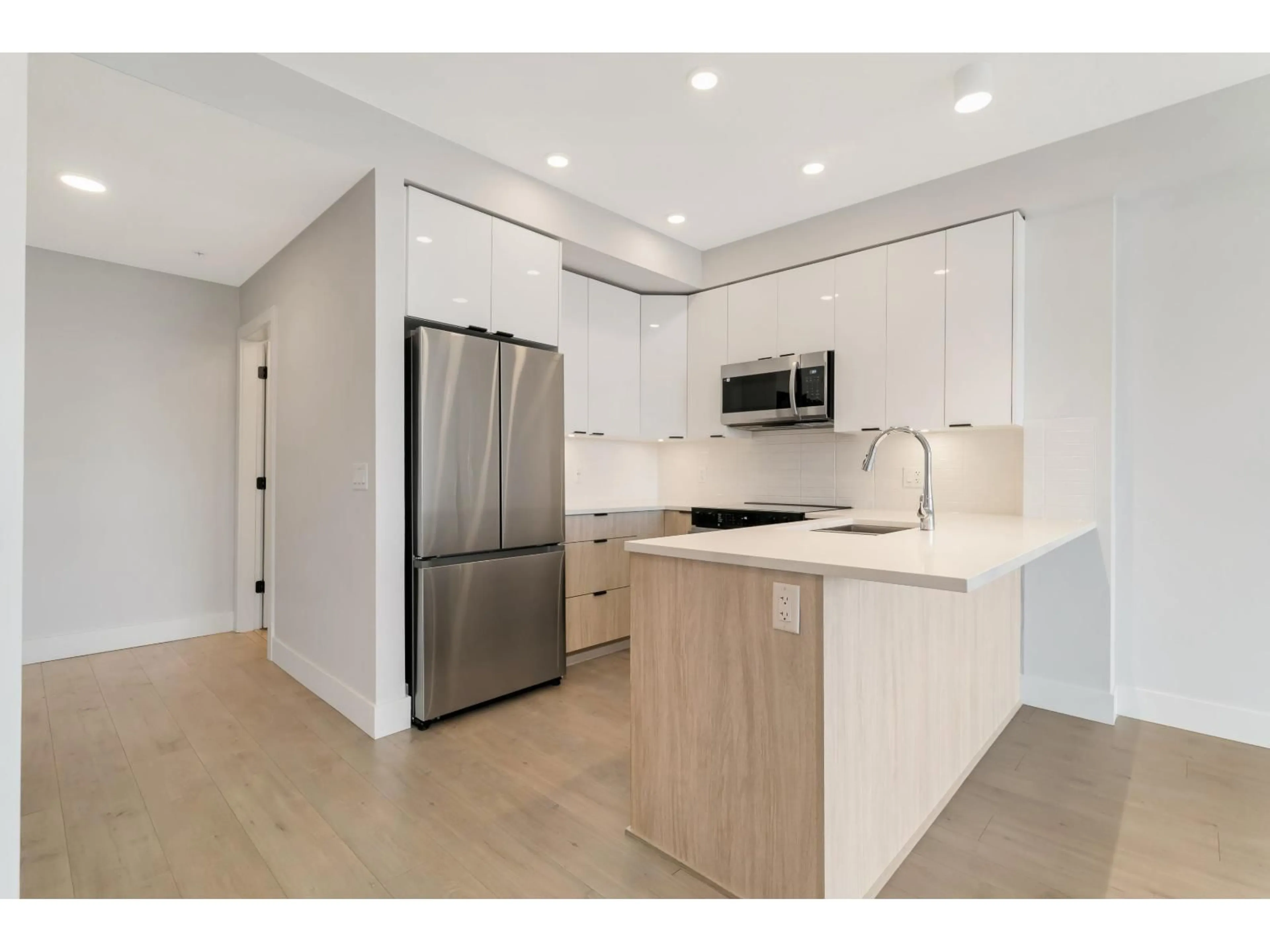 Open concept kitchen, wood/laminate floor for 514 - 20061 FRASER, Langley British Columbia V3A0R4