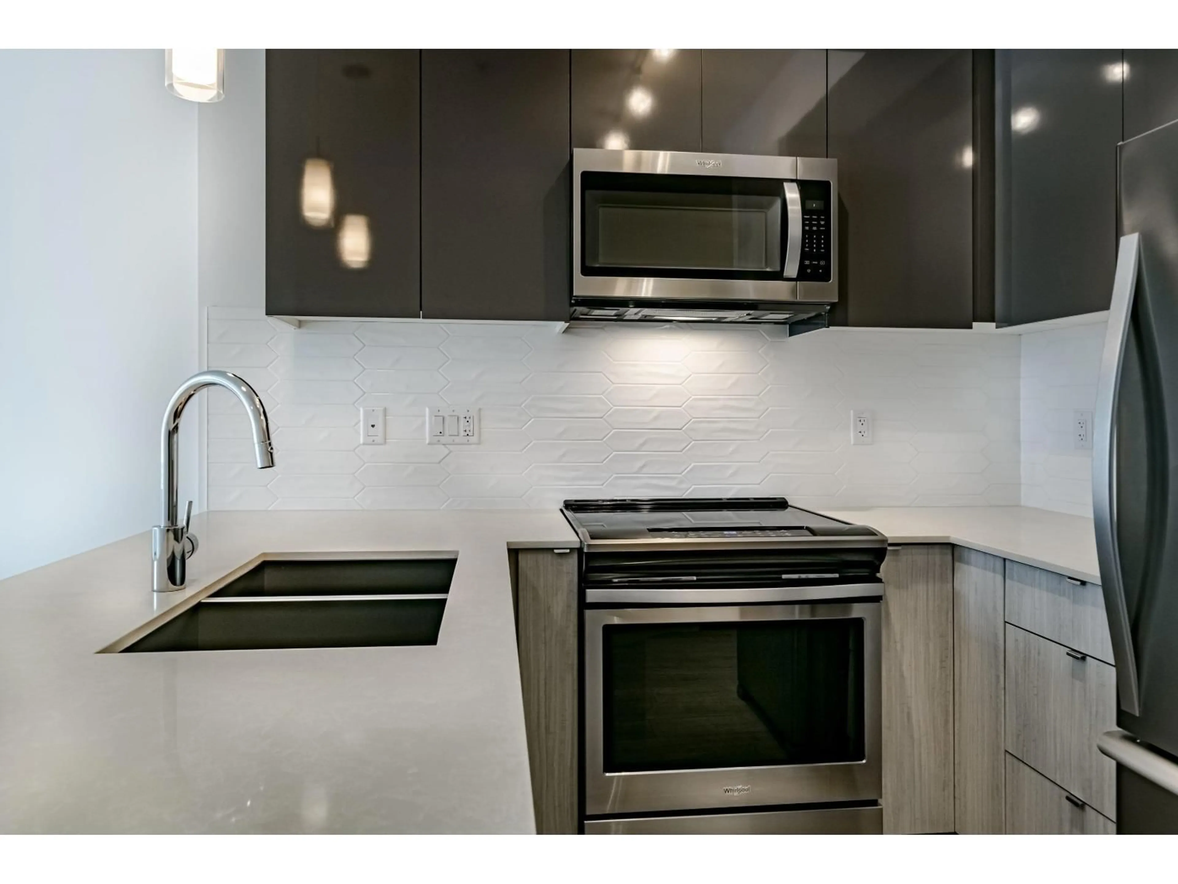 Standard kitchen, unknown for 214 - 19567 64, Surrey British Columbia V3S7H8