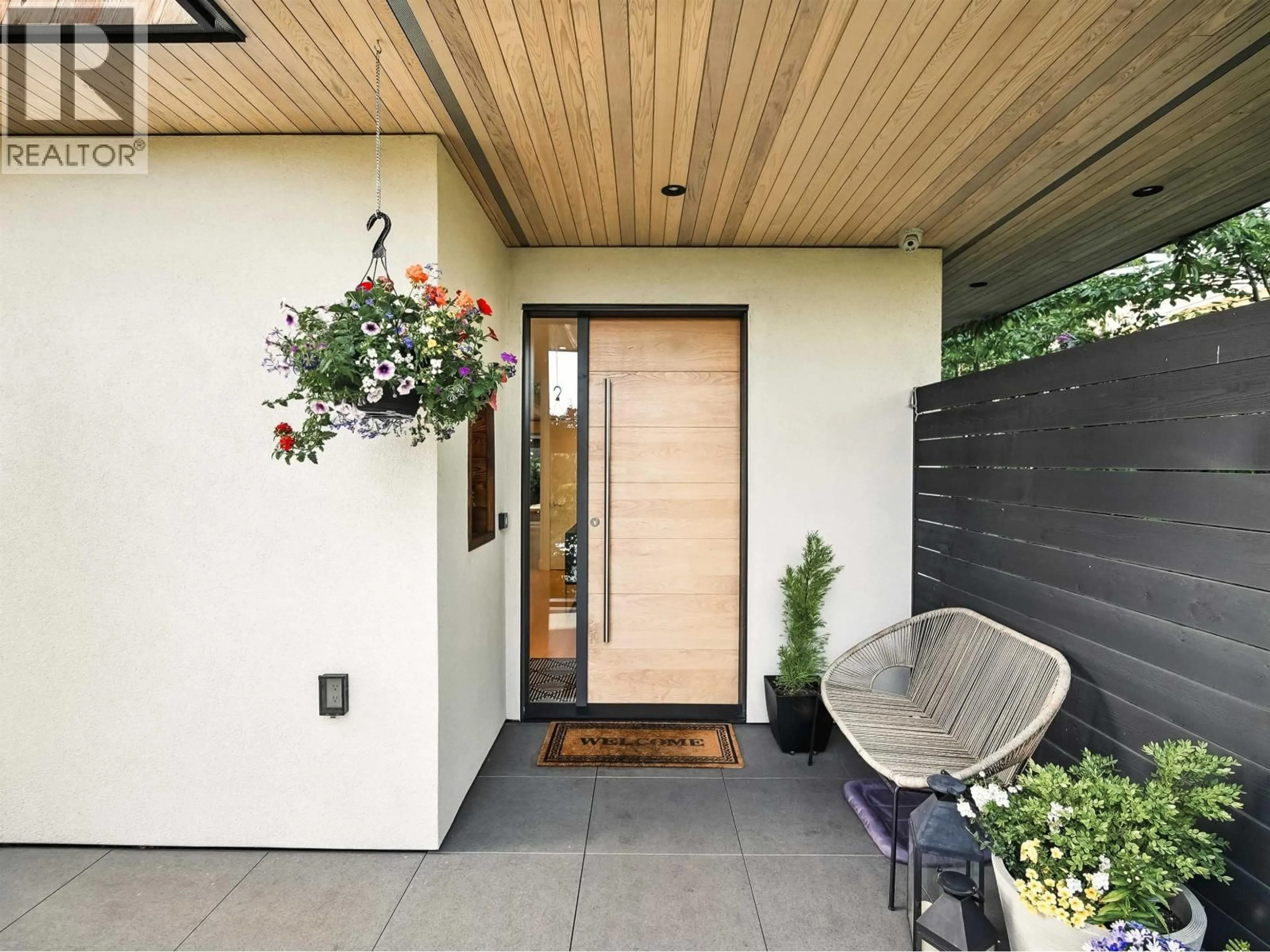 Indoor entryway for 452 4TH STREET, North Vancouver British Columbia V7L1J5