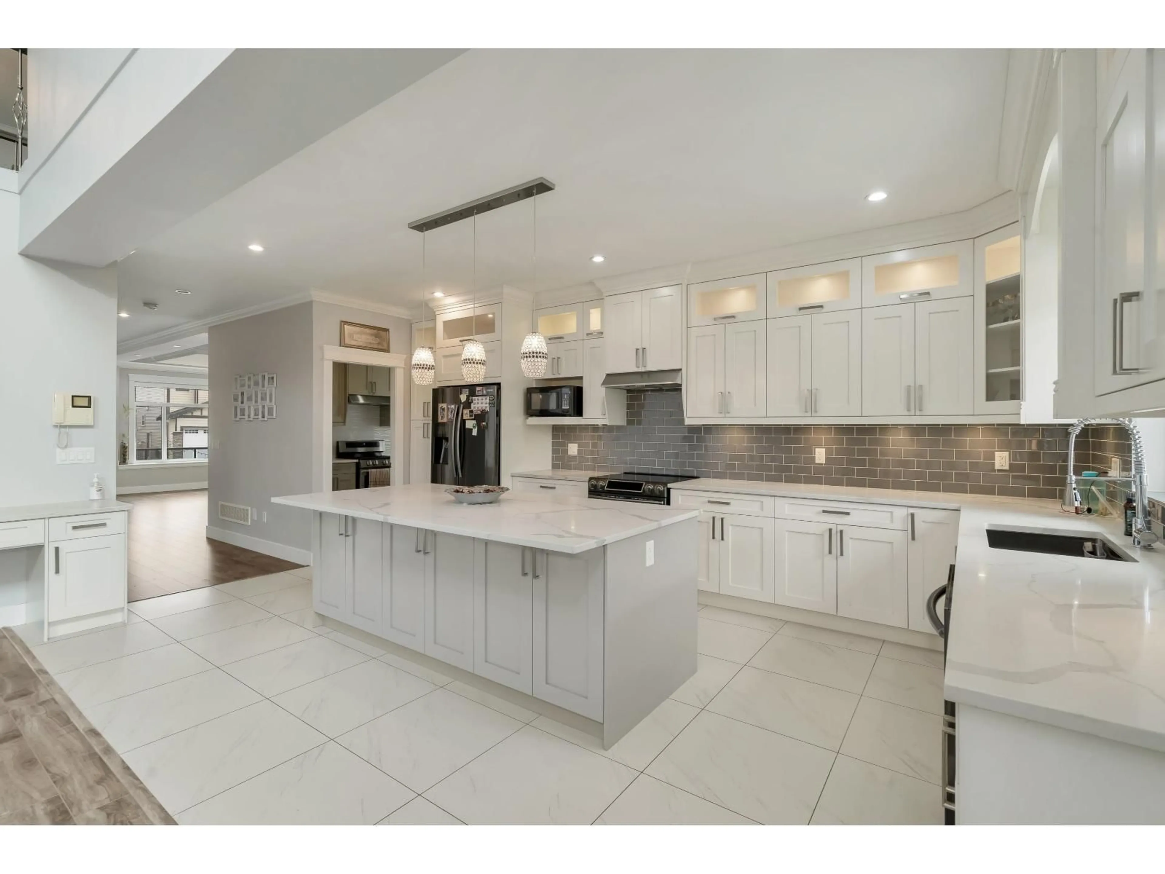Open concept kitchen, ceramic/tile floor for 27687 RAILCAR, Abbotsford British Columbia V4X0B8