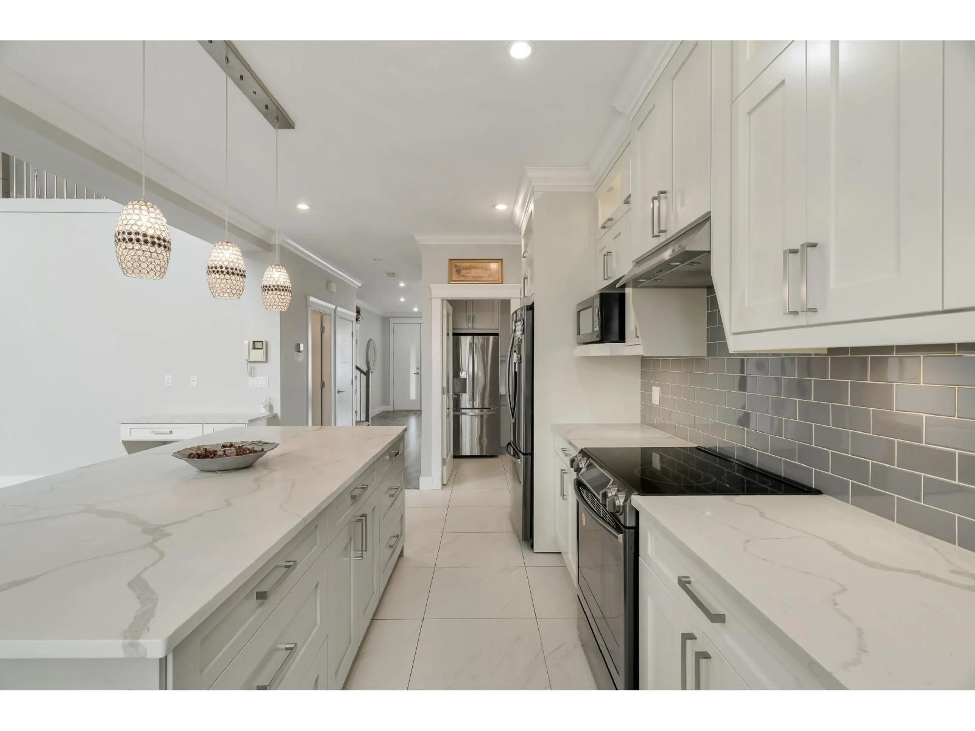 Open concept kitchen, ceramic/tile floor for 27687 RAILCAR, Abbotsford British Columbia V4X0B8