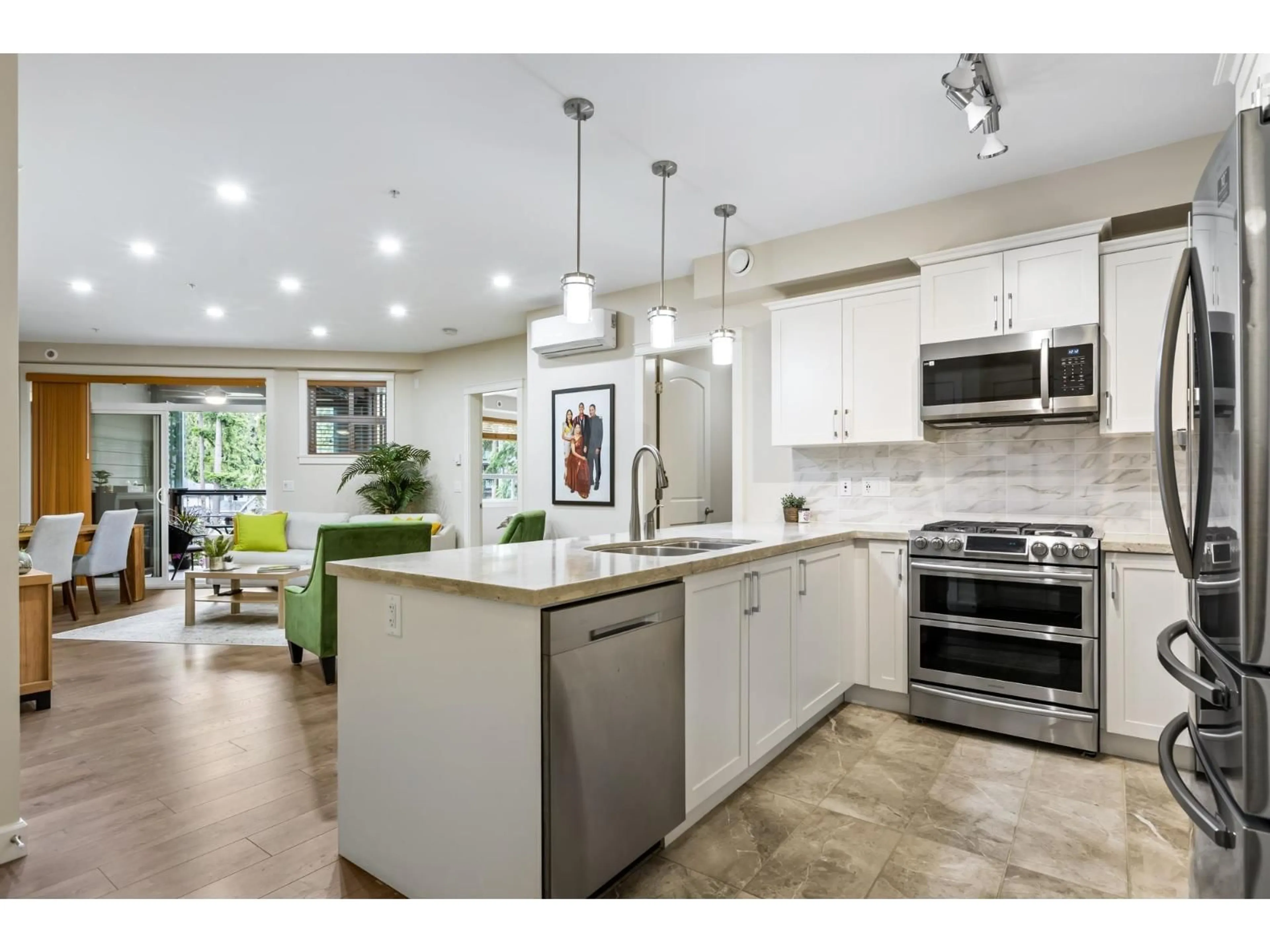 Open concept kitchen, ceramic/tile floor for 307 - 14588 MCDOUGALL, Surrey British Columbia V4P0H1