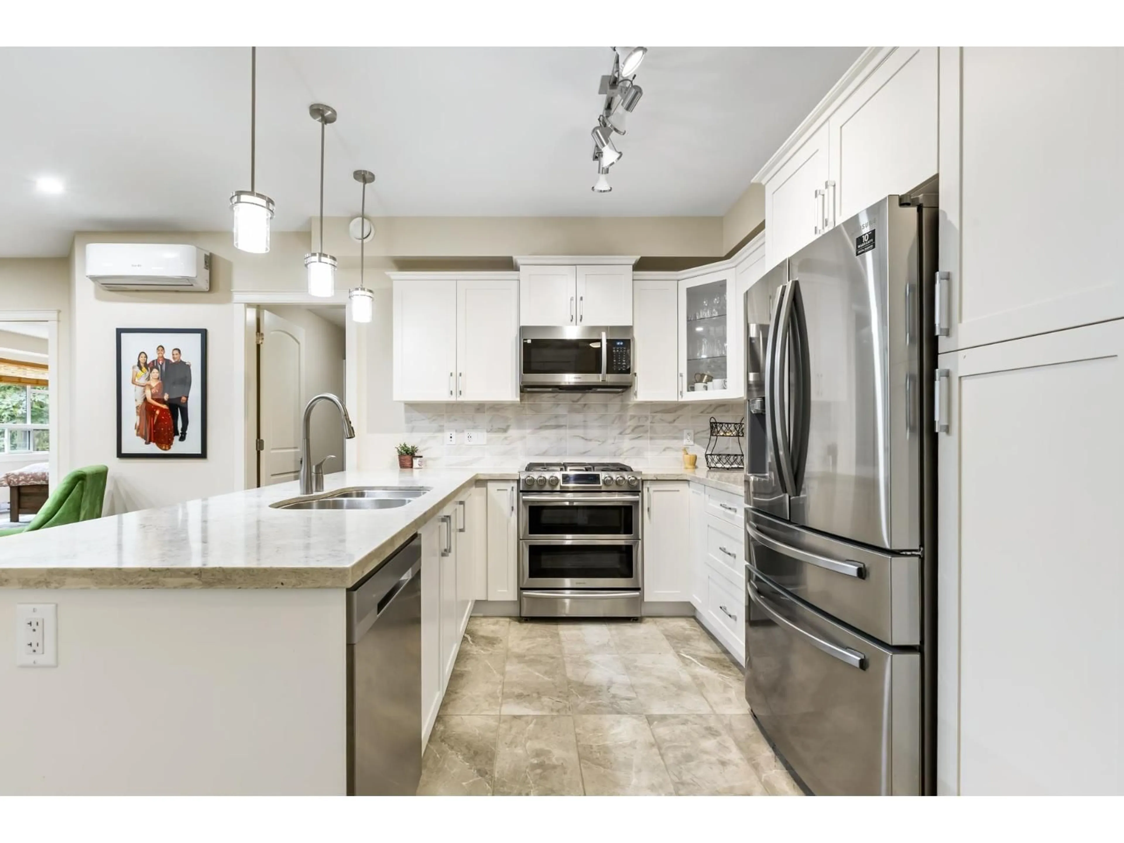 Open concept kitchen, ceramic/tile floor for 307 - 14588 MCDOUGALL, Surrey British Columbia V4P0H1