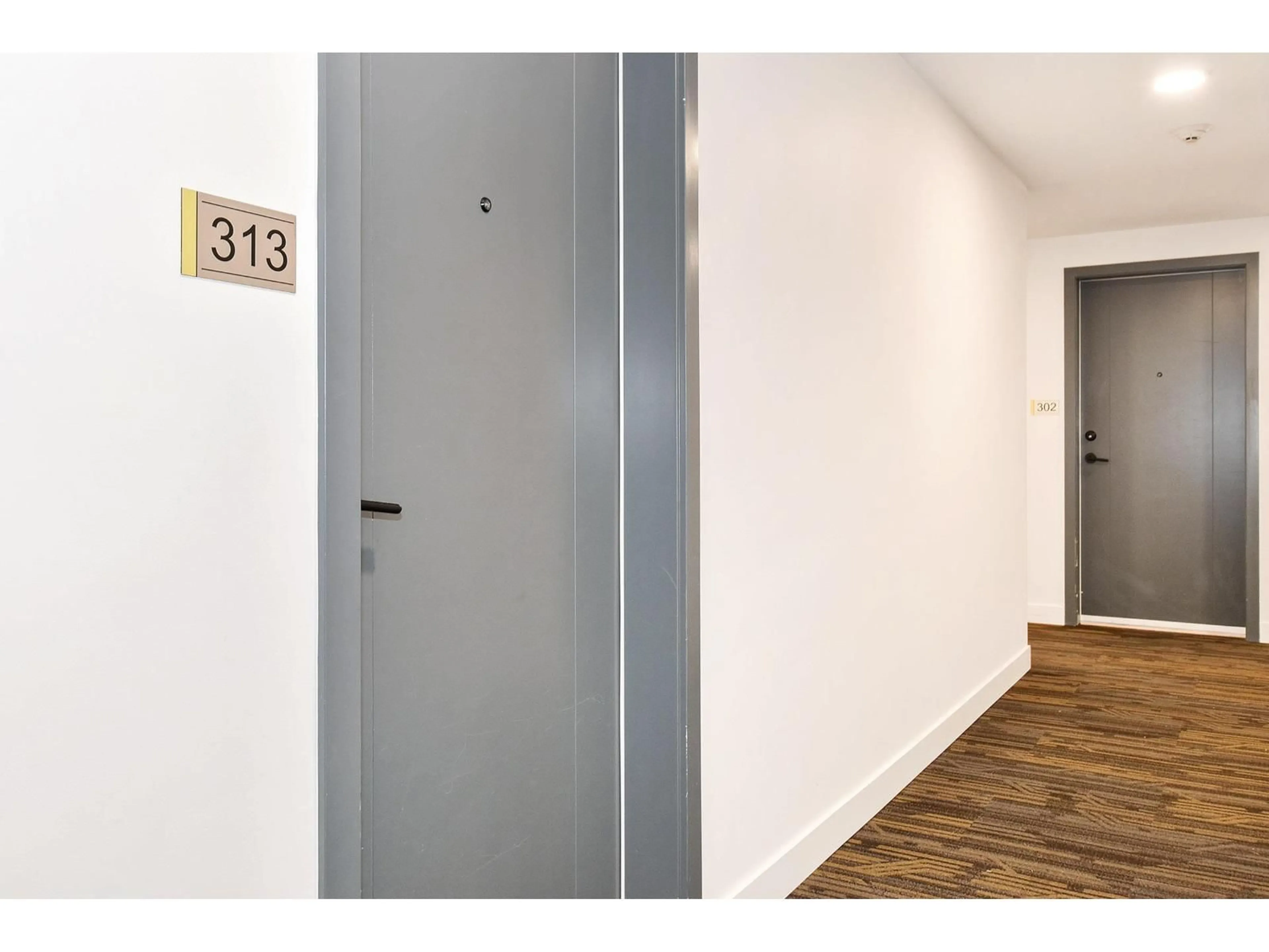 Indoor entryway for 313 - 32838 LANDEAU, Abbotsford British Columbia V2S0M6