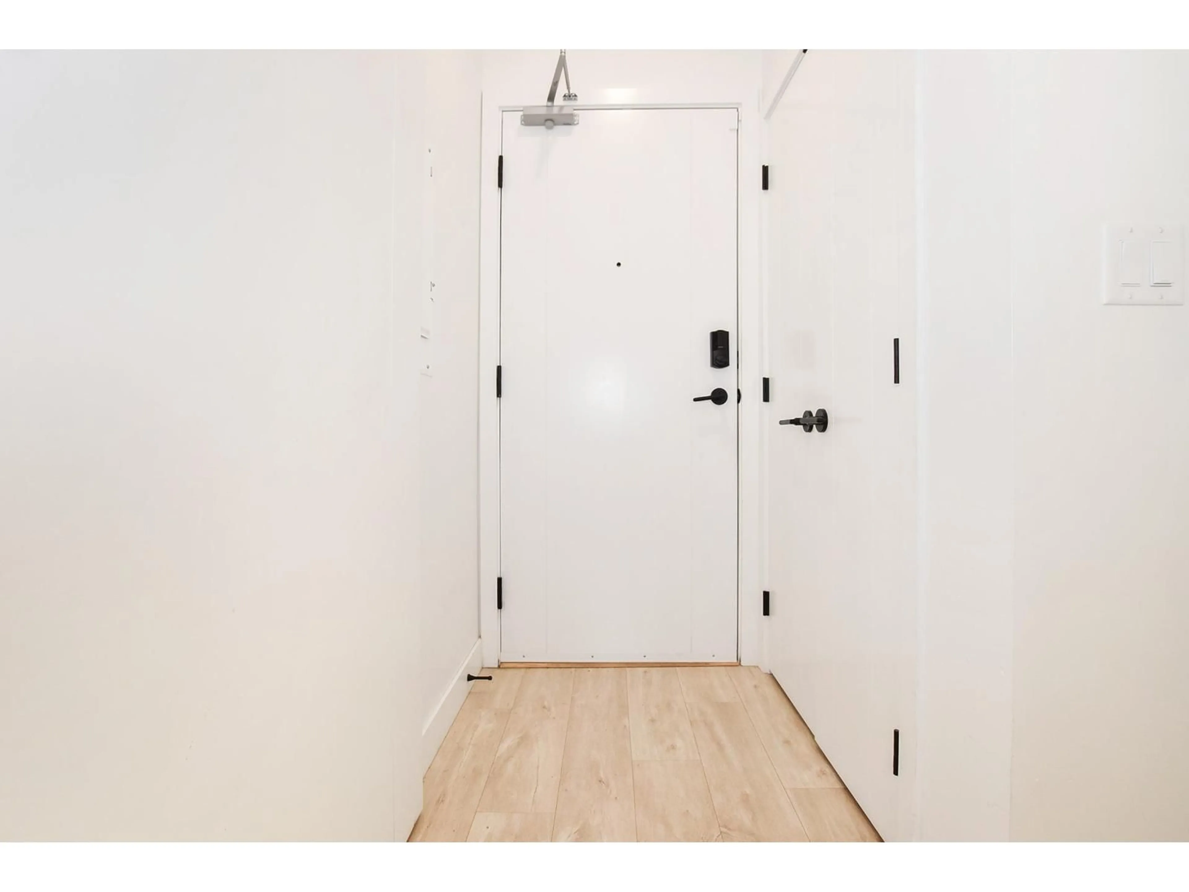 Indoor entryway for 313 - 32838 LANDEAU, Abbotsford British Columbia V2S0M6