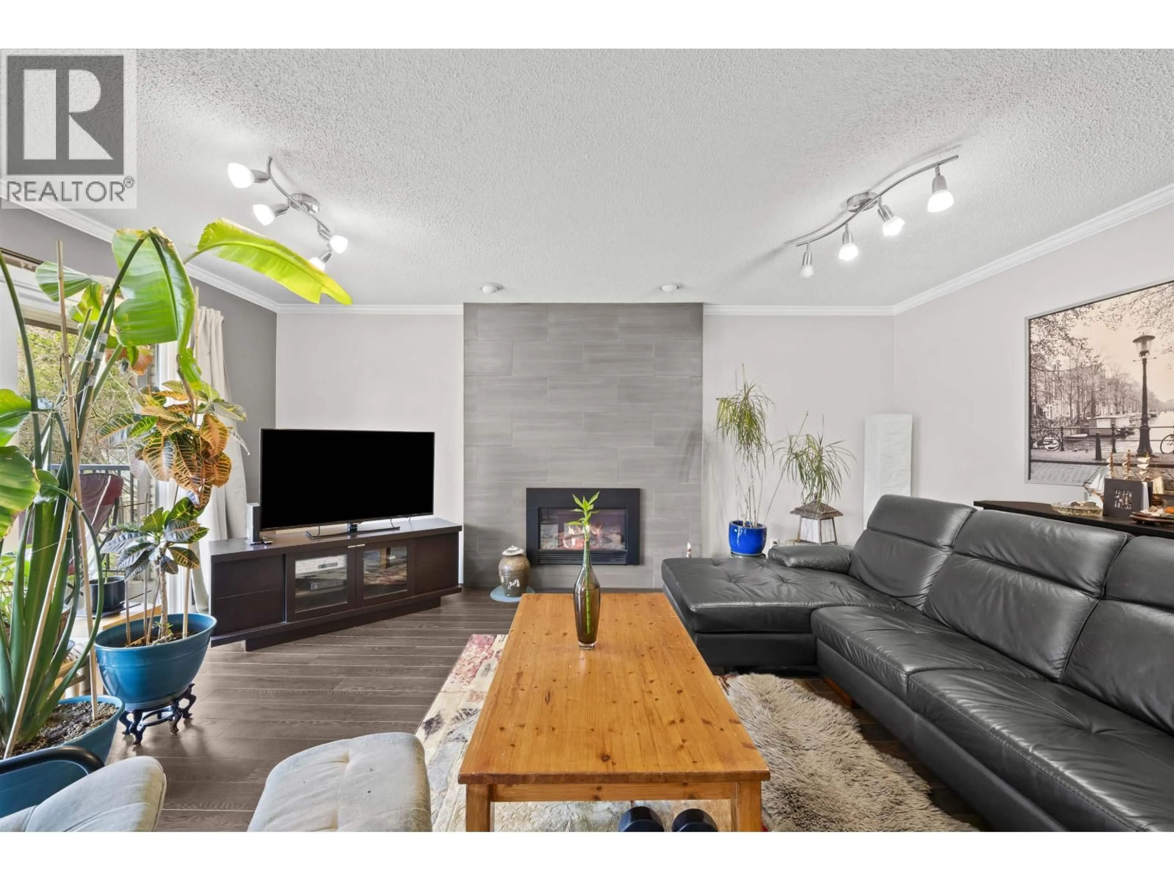 Living room with furniture, wood/laminate floor for 9560 PARKSVILLE DRIVE, Richmond British Columbia V7E4M9