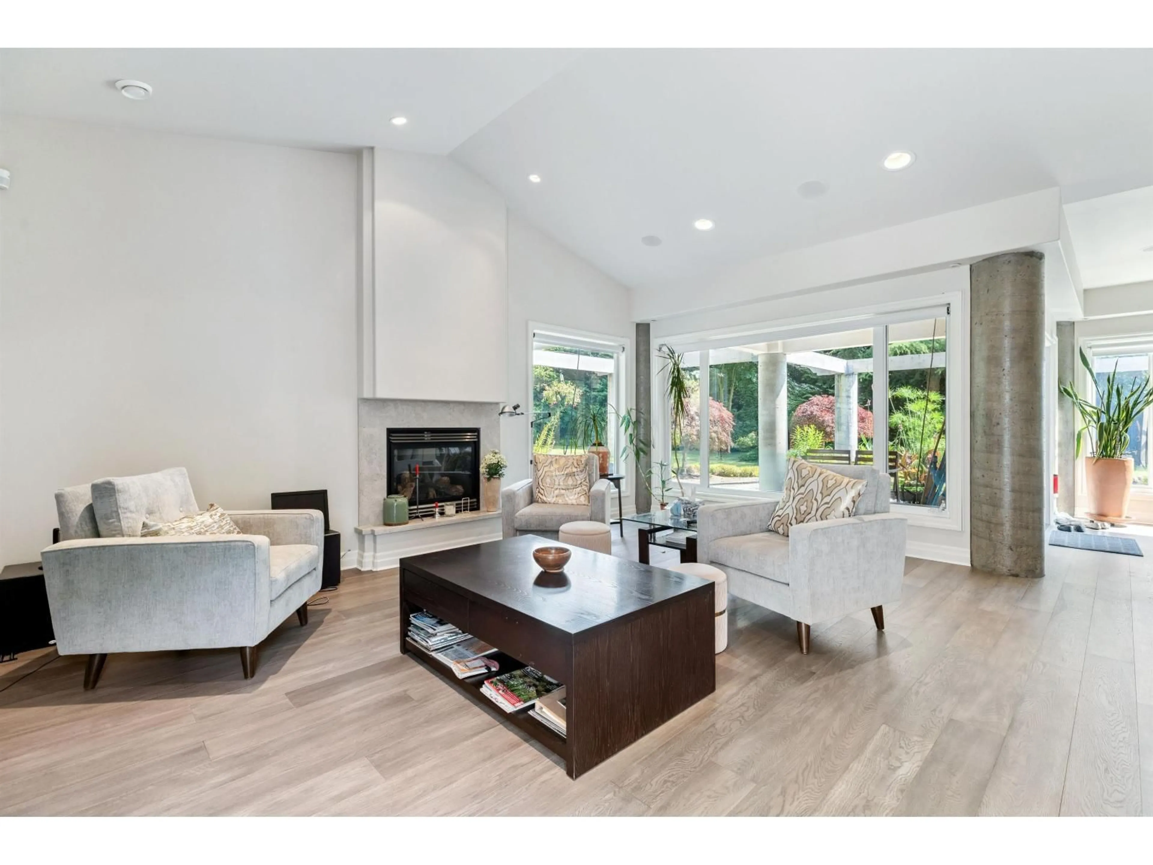 Living room with furniture, unknown for 3036 139, Surrey British Columbia V4P2C1