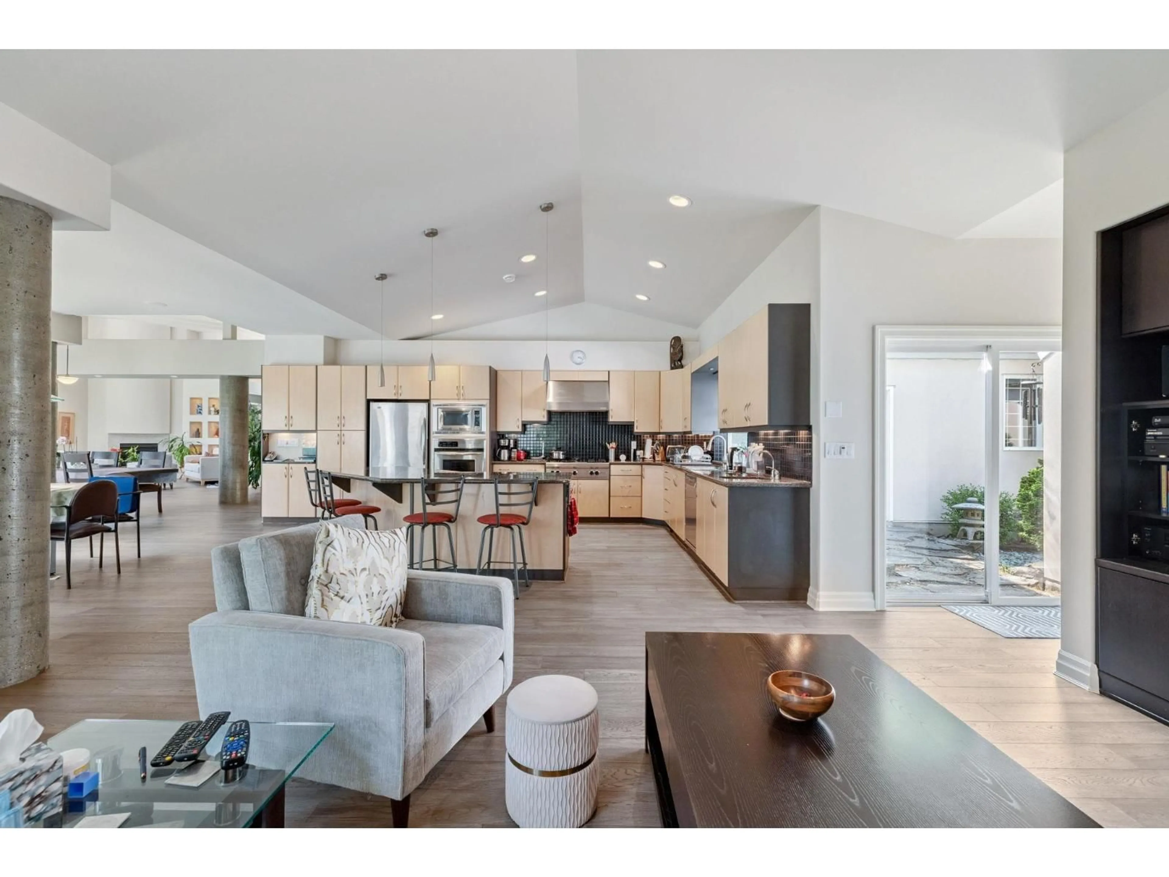 Open concept kitchen, unknown for 3036 139, Surrey British Columbia V4P2C1
