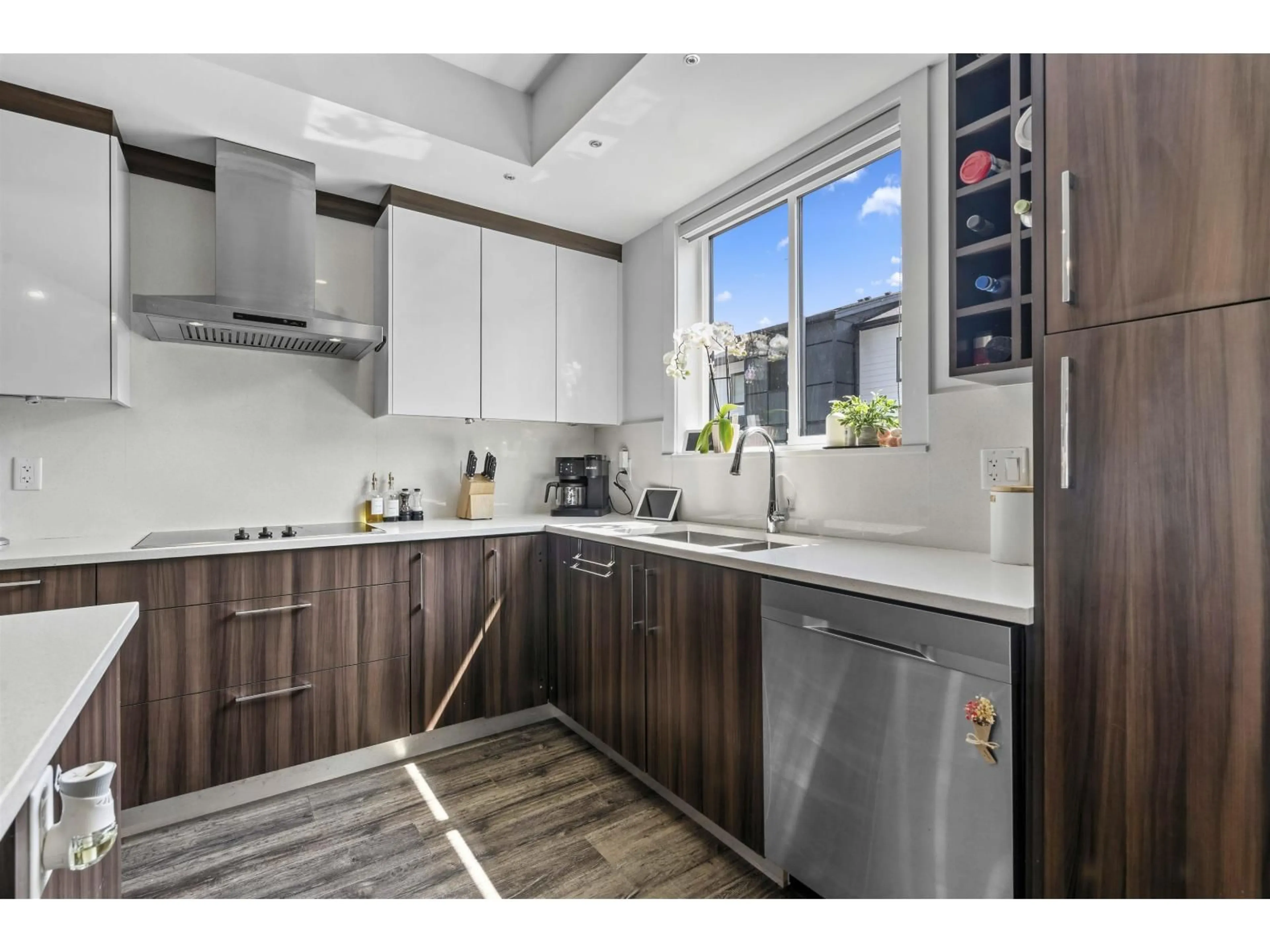 Standard kitchen, wood/laminate floor for 16 - 34825 DELAIR, Abbotsford British Columbia V2S2E1