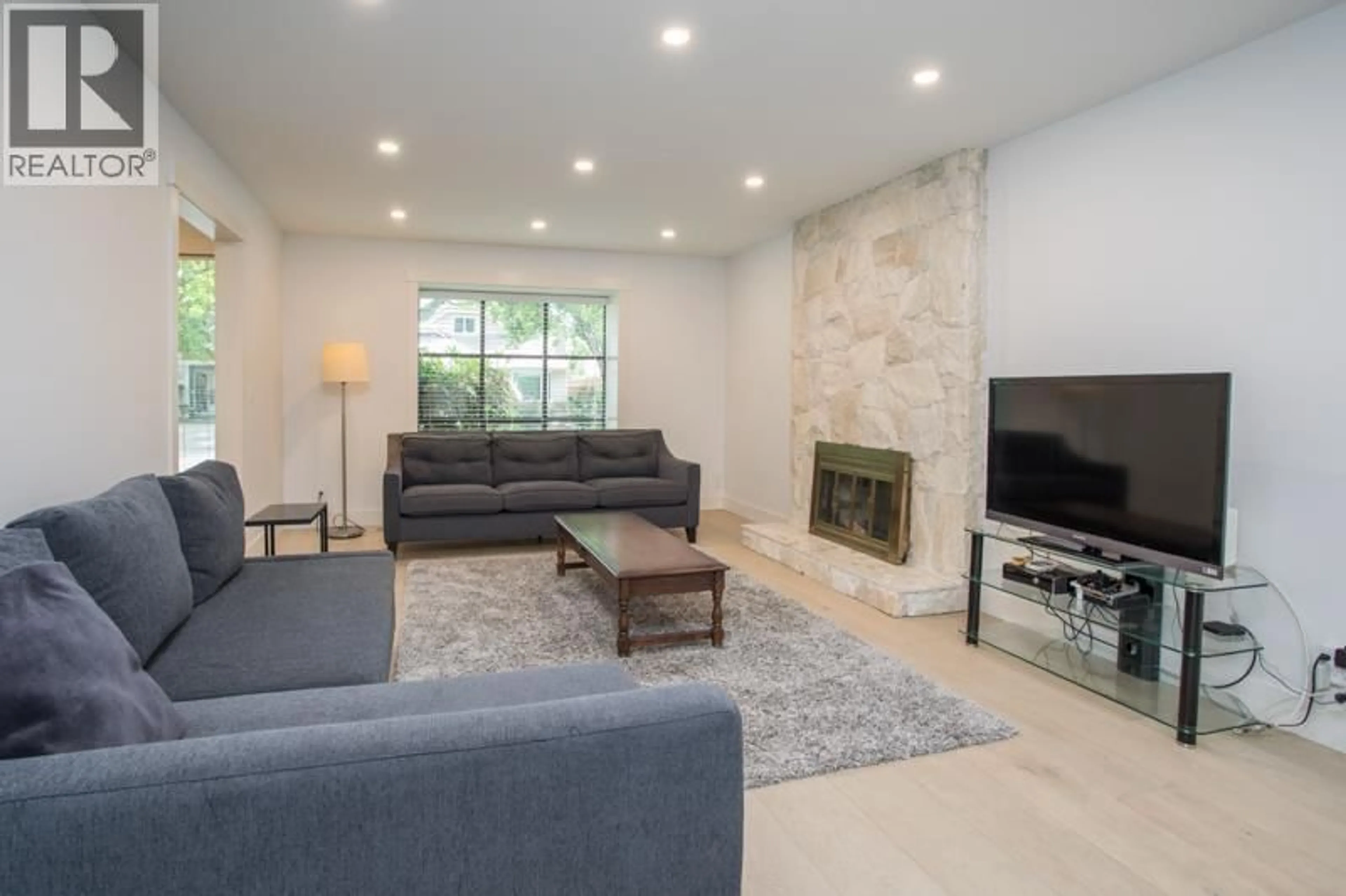 Living room with furniture, unknown for 10113 LAWSON DRIVE, Richmond British Columbia V7E5M2