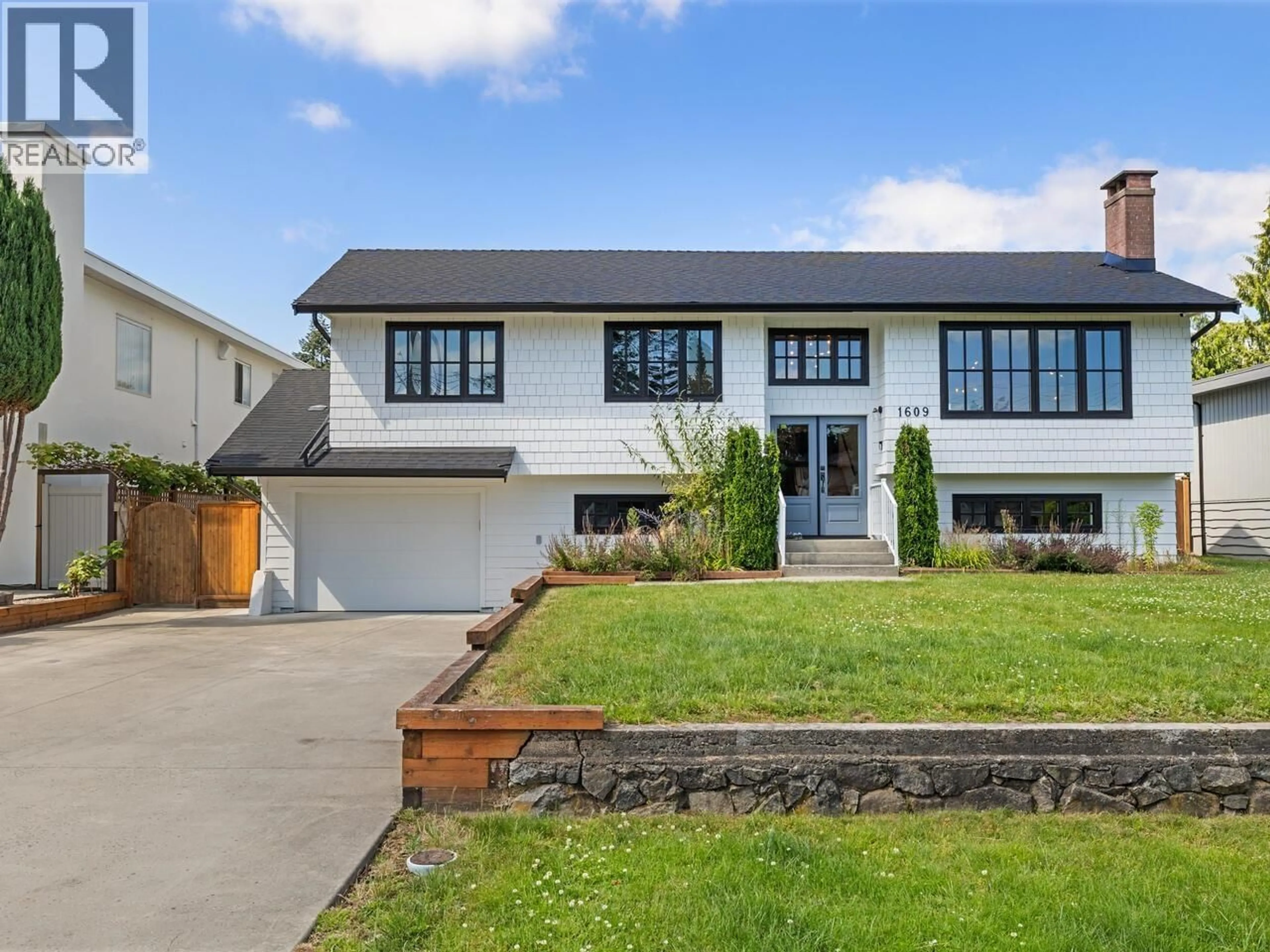 Home with vinyl exterior material, street for 1609 SMITH AVENUE, Coquitlam British Columbia V3J2Y4