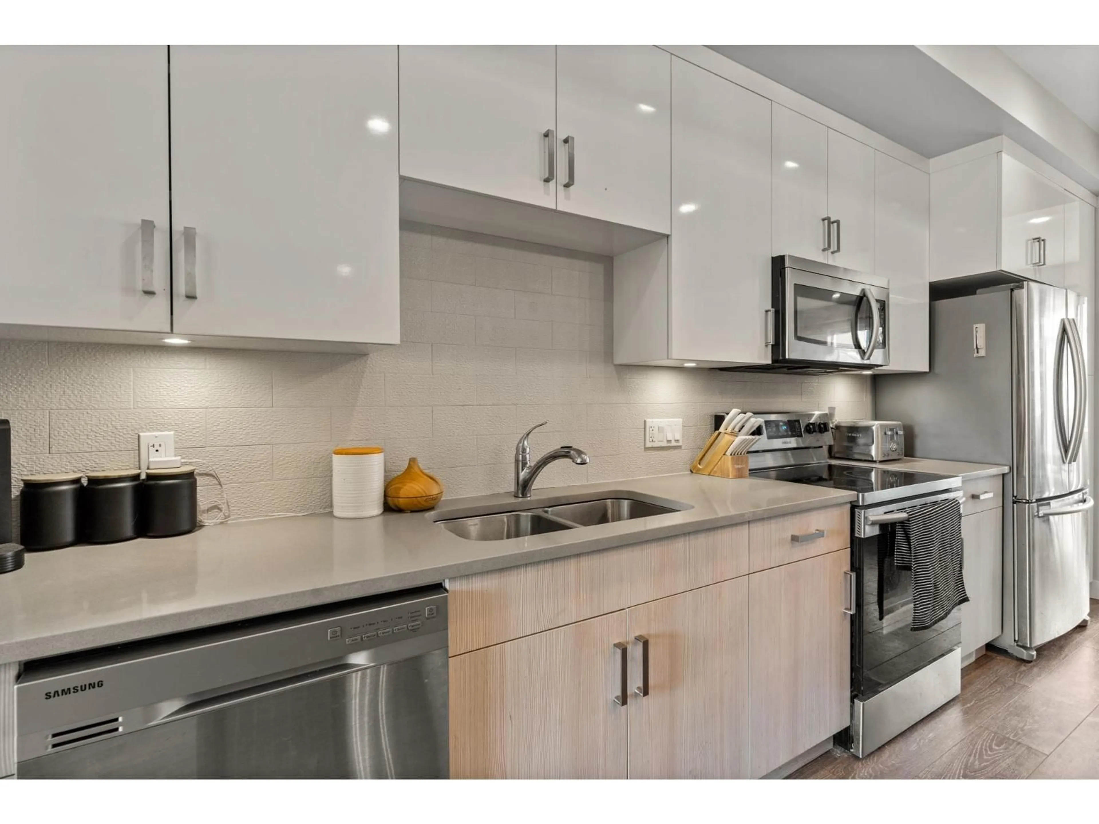 Standard kitchen, ceramic/tile floor for 16 - 8413 MIDTOWN WAY, Chilliwack British Columbia V2P0G7