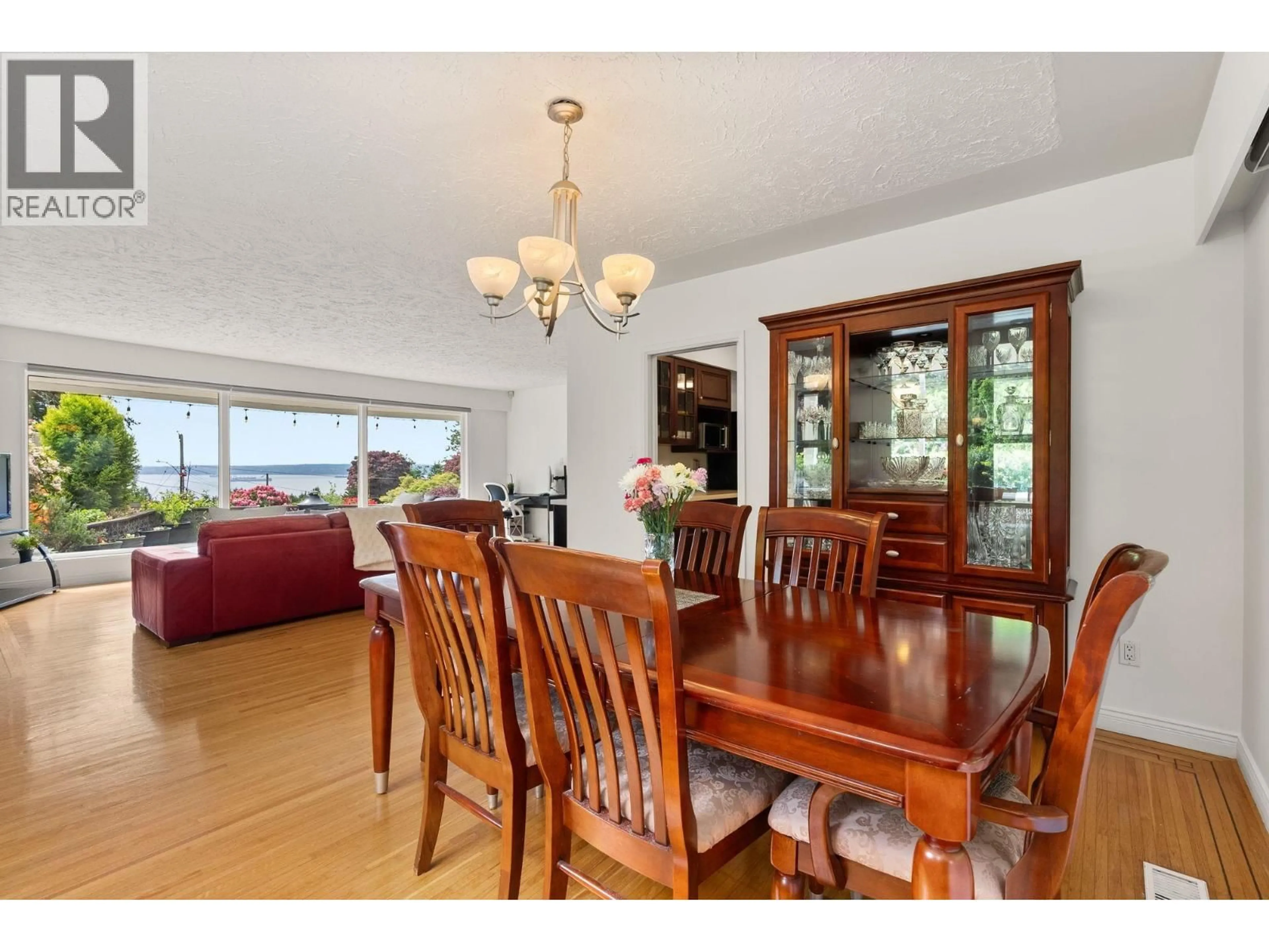 Dining room, wood/laminate floor for 4780 ESTEVAN PLACE, West Vancouver British Columbia V7W1G9