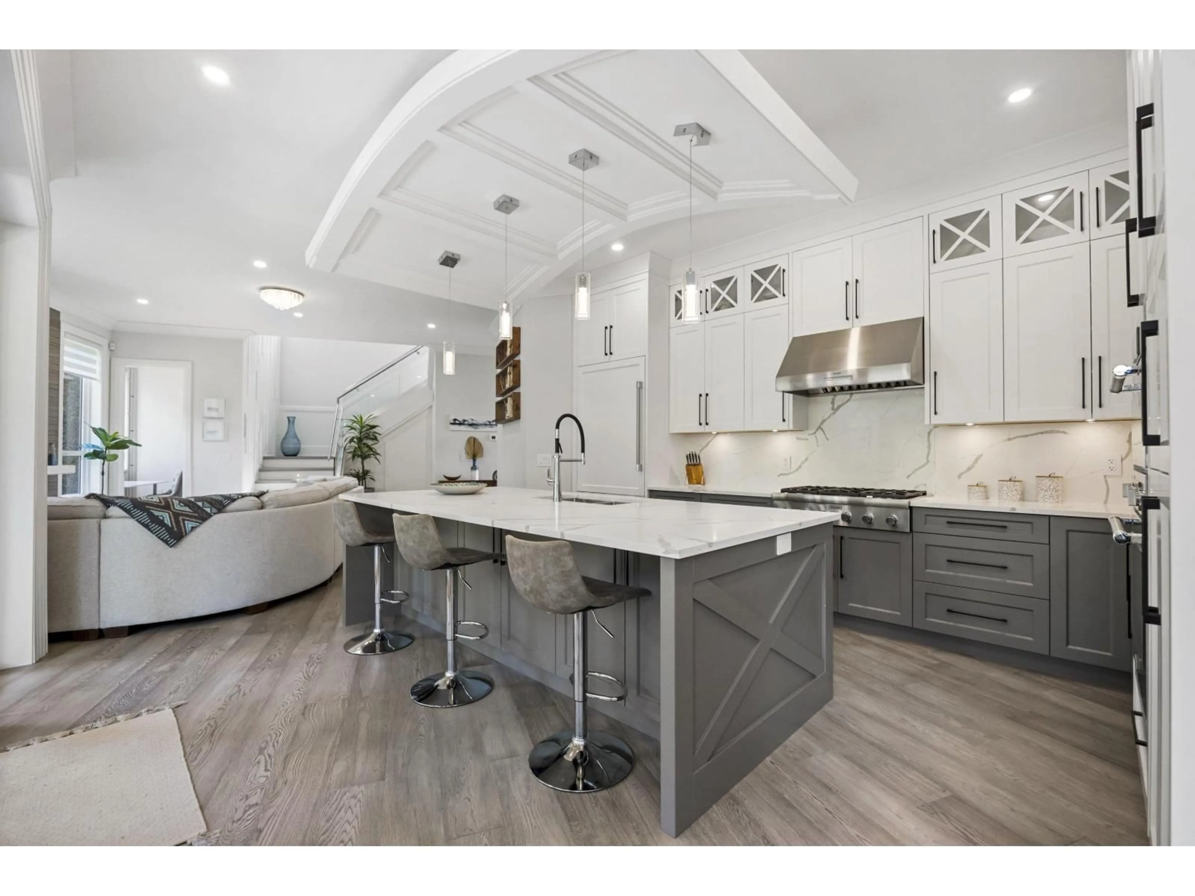 Open concept kitchen, ceramic/tile floor for 918 163, Surrey British Columbia V4A4Y4