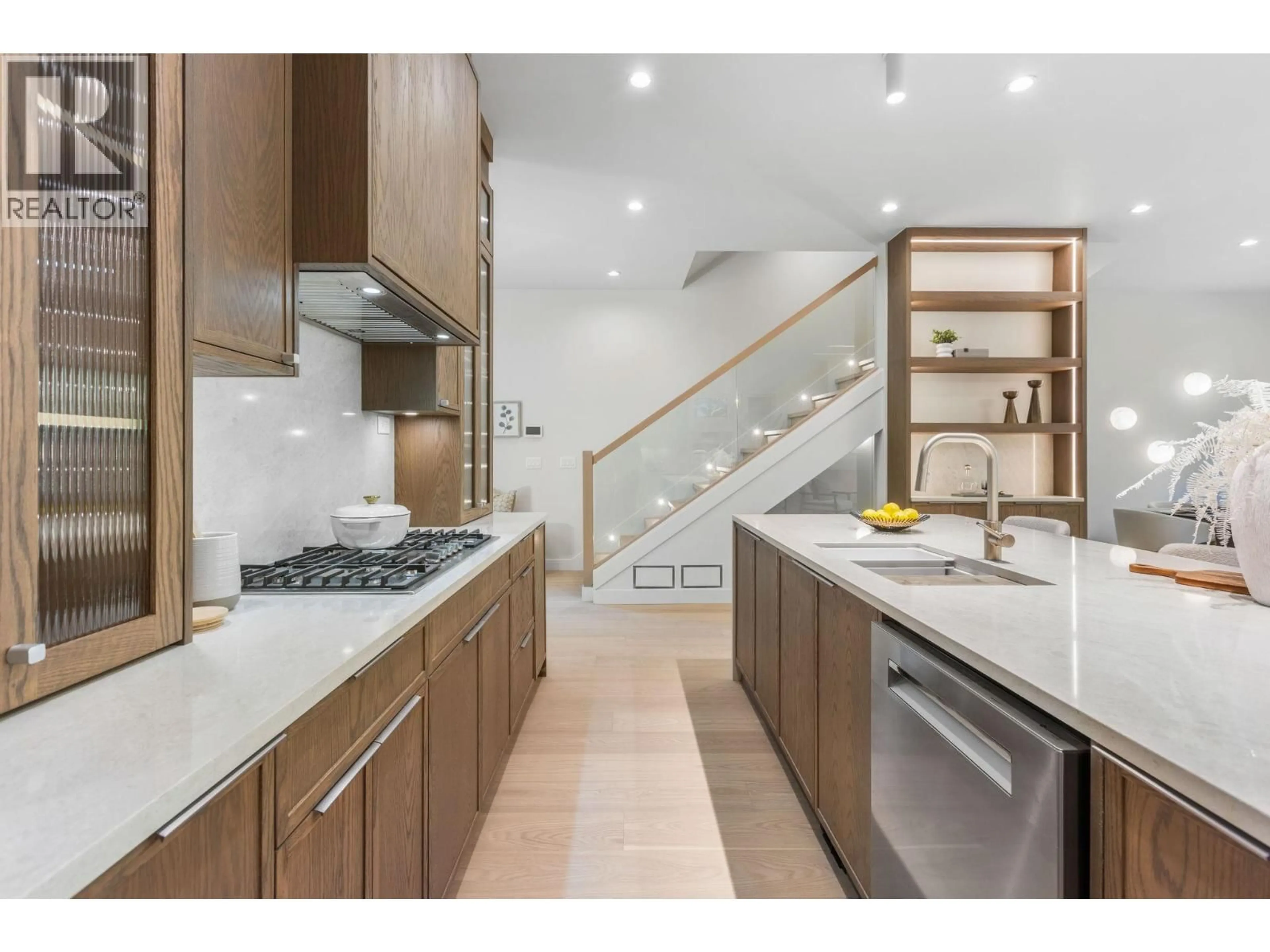 Contemporary kitchen, ceramic/tile floor for 988 SEAFORTH WAY, Port Moody British Columbia V3H1P3