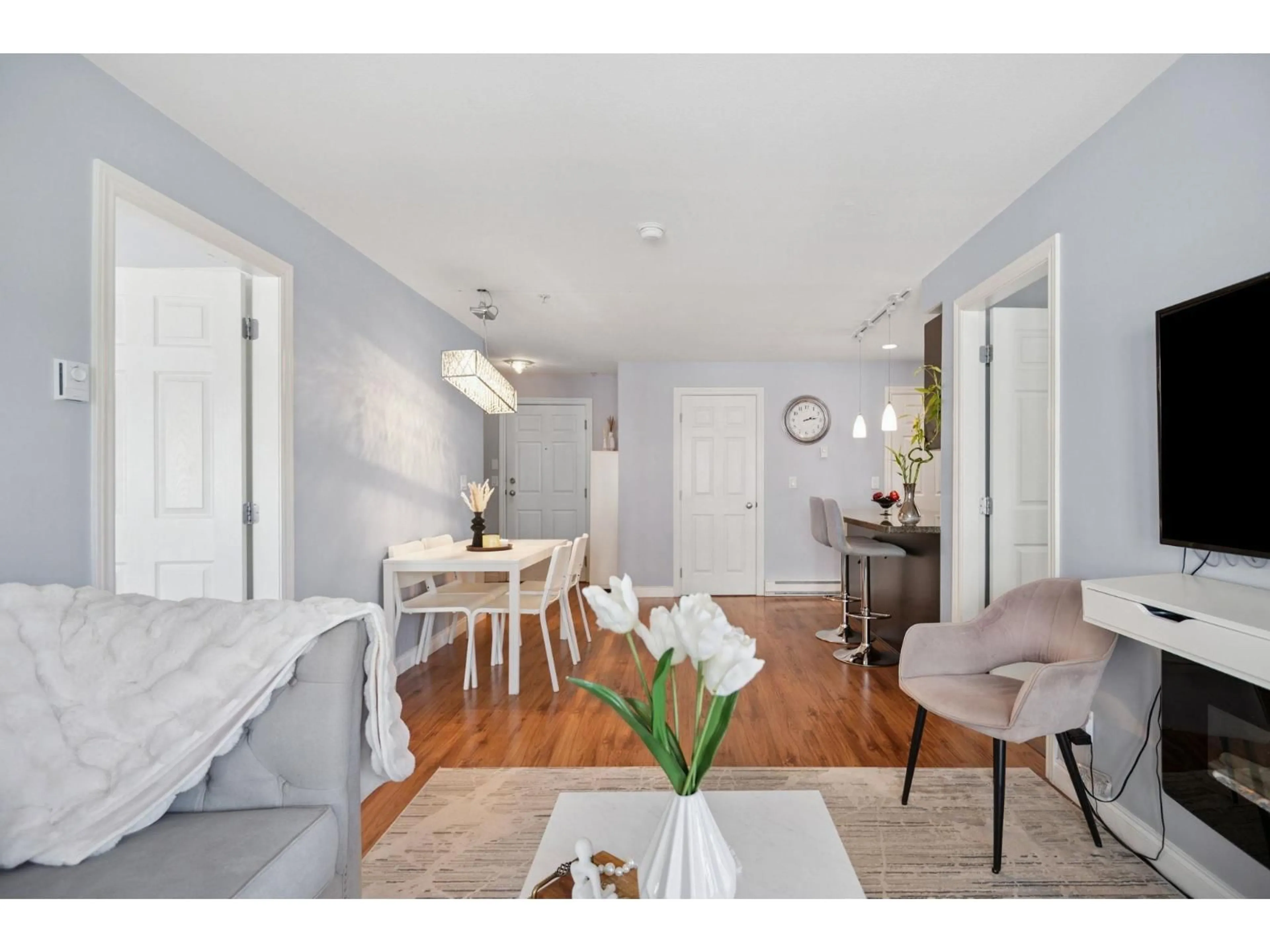 Living room with furniture, wood/laminate floor for 211 - 5454 198, Langley British Columbia V3A1G2