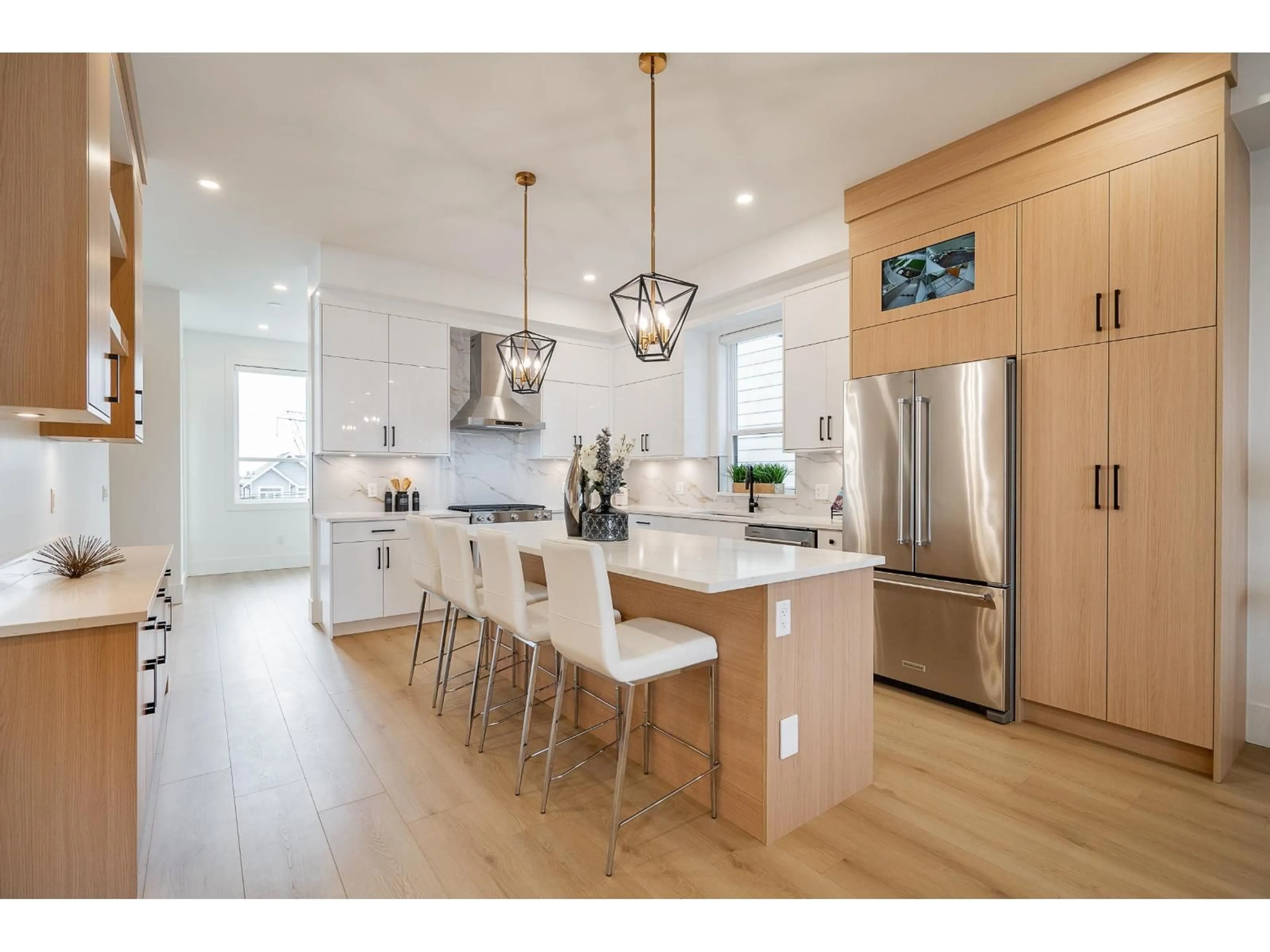 Open concept kitchen, wood/laminate floor for 16681 16, Surrey British Columbia V3S9X7