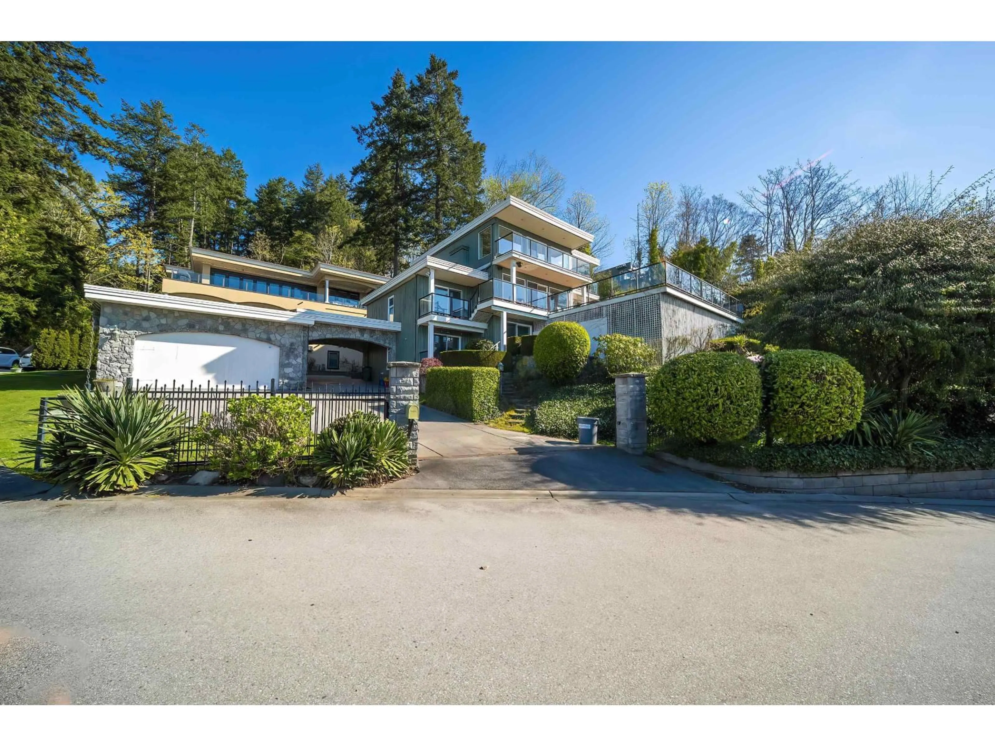 A pic from outside/outdoor area/front of a property/back of a property/a pic from drone, unknown for 1309 ANDERSON, White Rock British Columbia V4B3P4