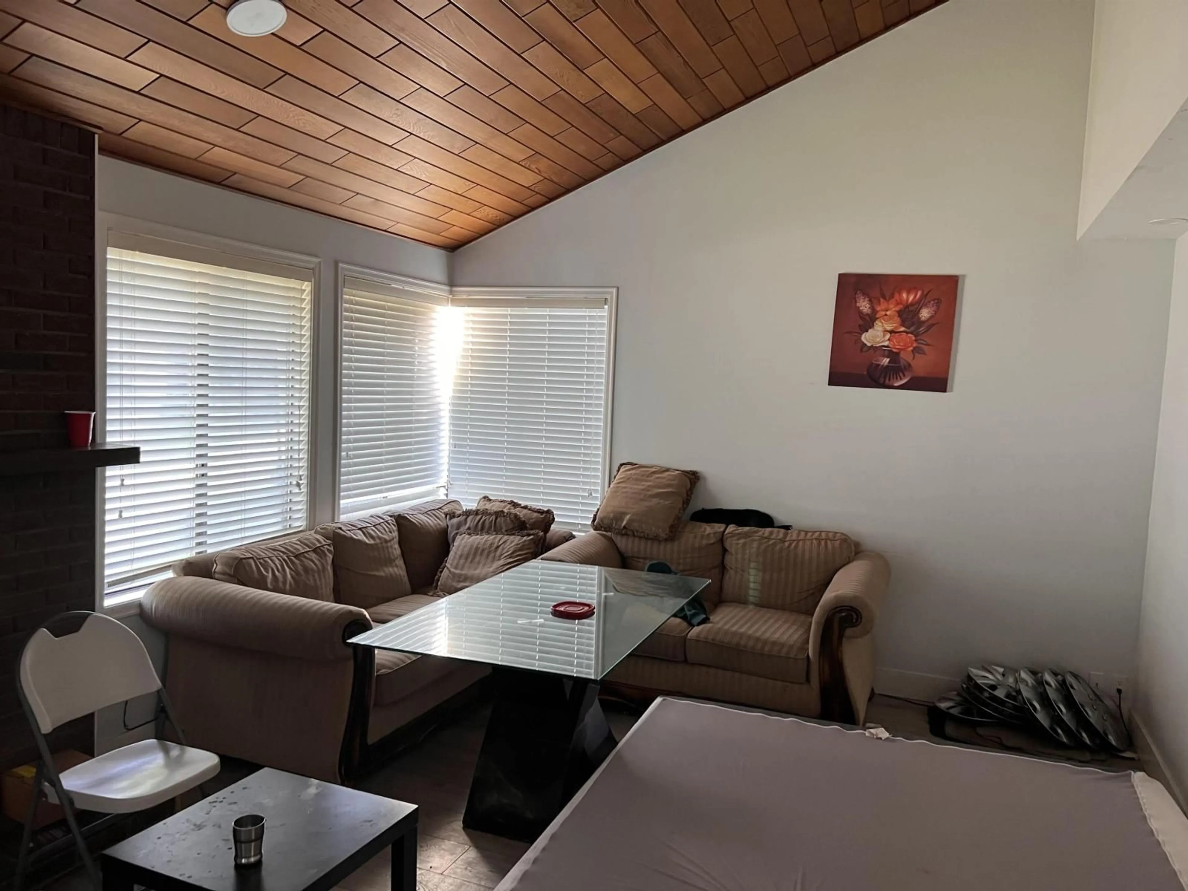 Living room with furniture, wood/laminate floor for 12870 CARLUKE, Surrey British Columbia V3V6R4